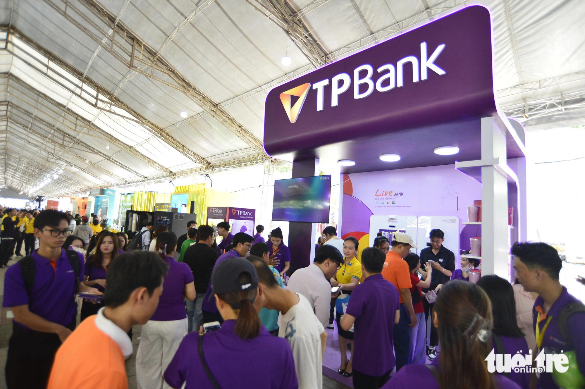 Không gian trải nghiệm dịch vụ của TPBank đông đúc khách tham quan buổi sáng ngày cuối cùng diễn ra Lễ hội Không tiền mặt 2024 - Ảnh: QUANG ĐỊNH 