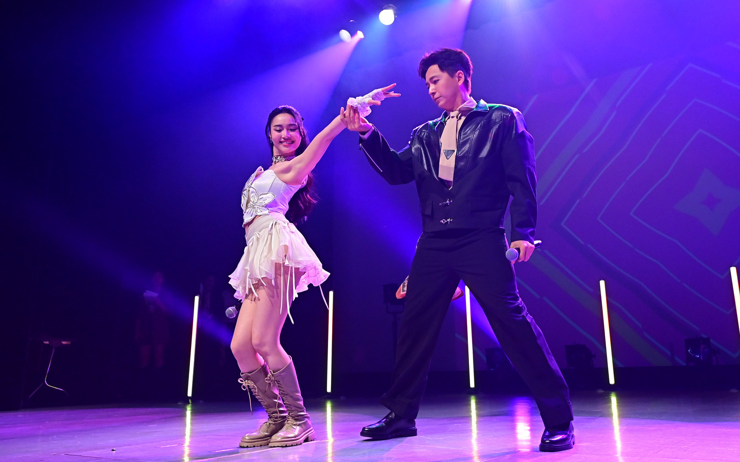 Ngô Kiến Huy hạn hán lời khi nhờ dân mạng sửa ảnh với Hieuthuhai- Ảnh 9. Fan meeting Ngô Kiến Huy tại Tokyo hoá concert vì tiết mục bất ngờ