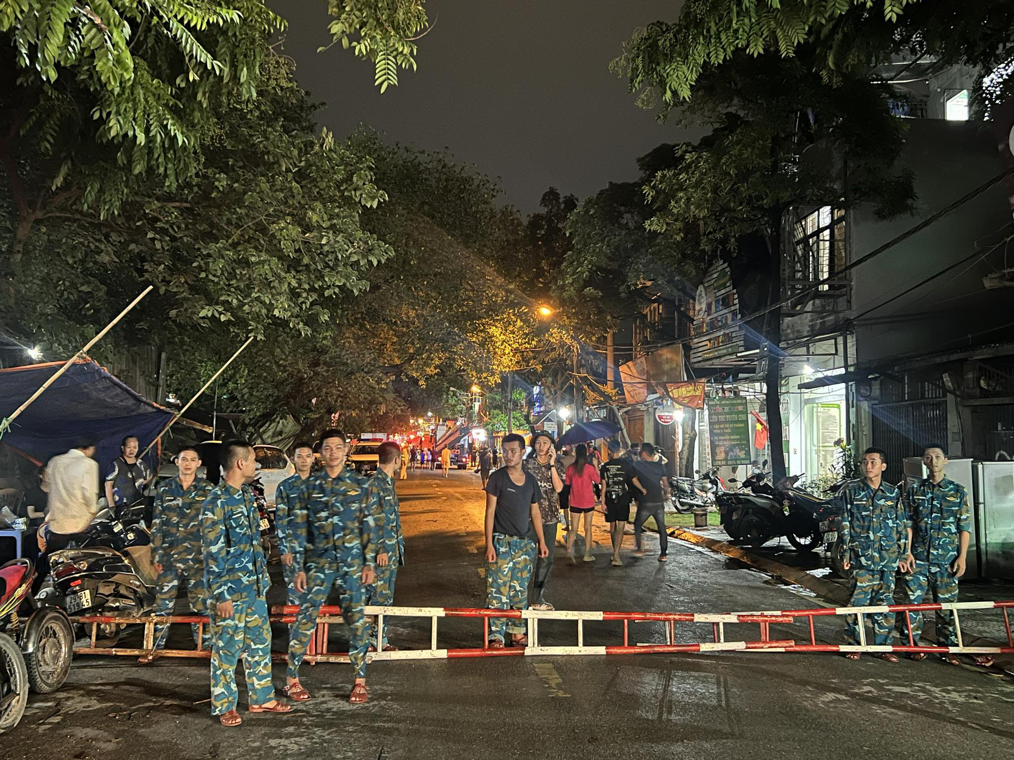 Lực lượng chức năng phong tỏa con phố xảy ra cháy nhà - Ảnh: DANH TRỌNG