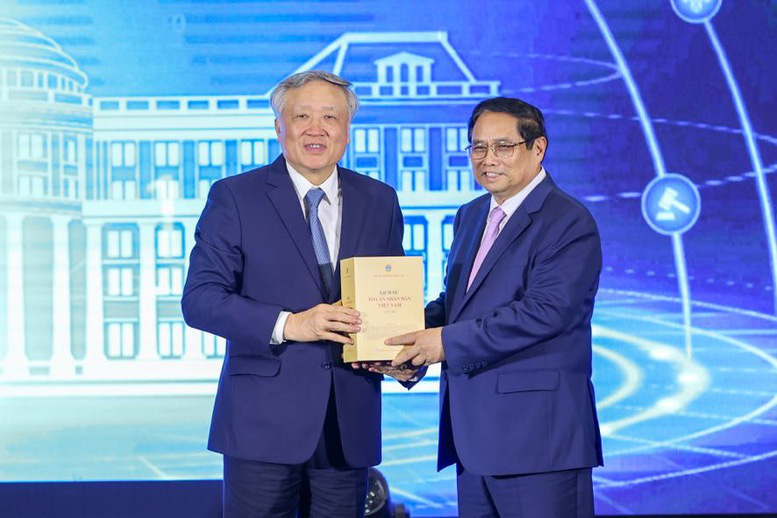 Chánh án Tòa án nhân dân tối cao Nguyễn Hòa Bình tặng Thủ tướng bộ sách lịch sử ngành tòa án - Ảnh: VGP