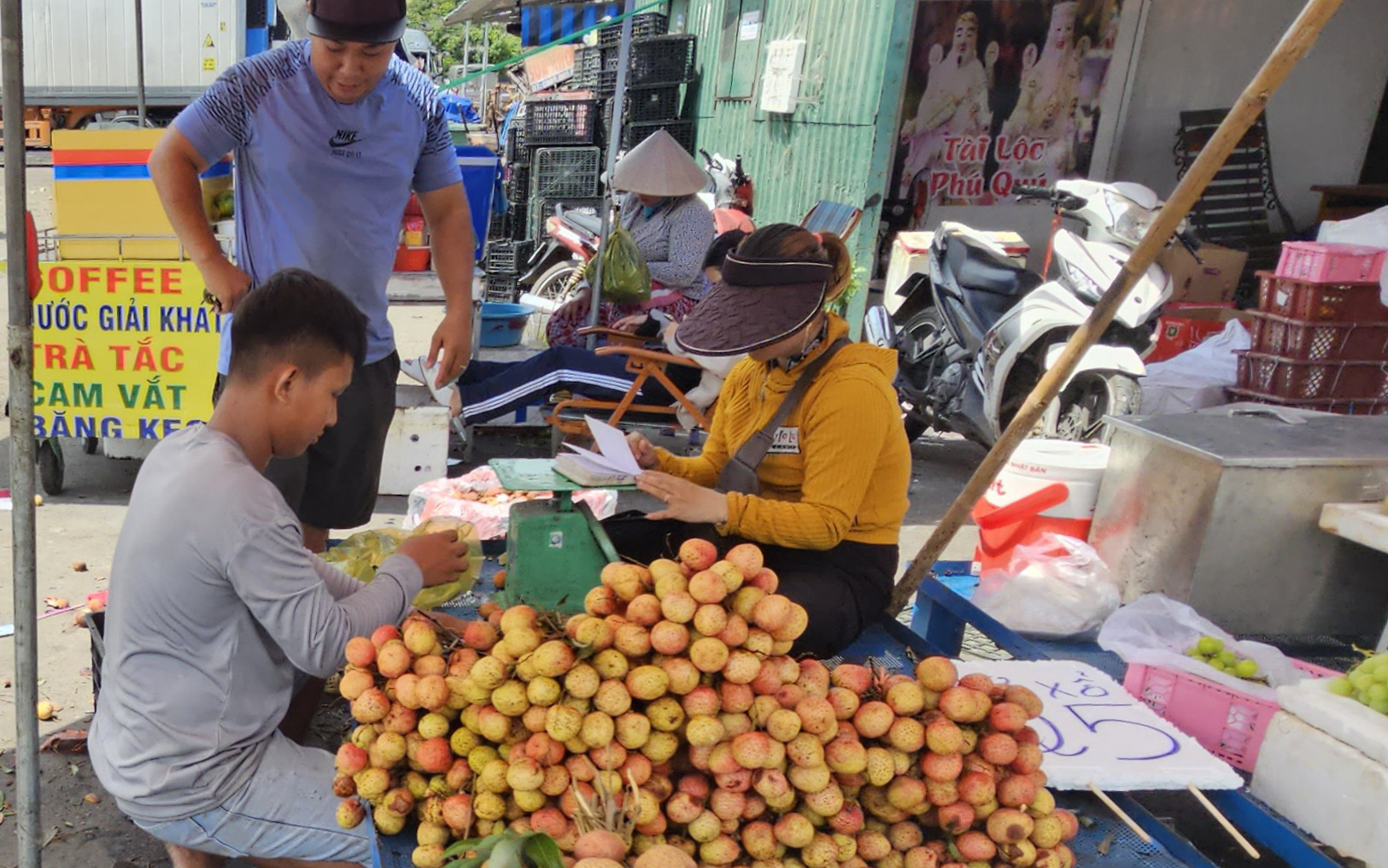 Vải thiều Bắc Giang mất mùa, nhưng được giá- Ảnh 4. Giá vải thiều xấp xỉ giá thịt bò, dân TP.HCM cũng ngại ăn