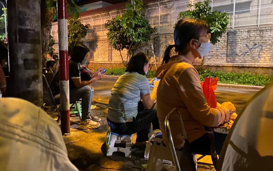 Tuyển sinh lớp 1 ở Nha Trang: Trường gần không được học, phải học trường xa- Ảnh 3. TP.HCM: Xếp hàng từ tối hôm trước mua hồ sơ cho con vào lớp 1