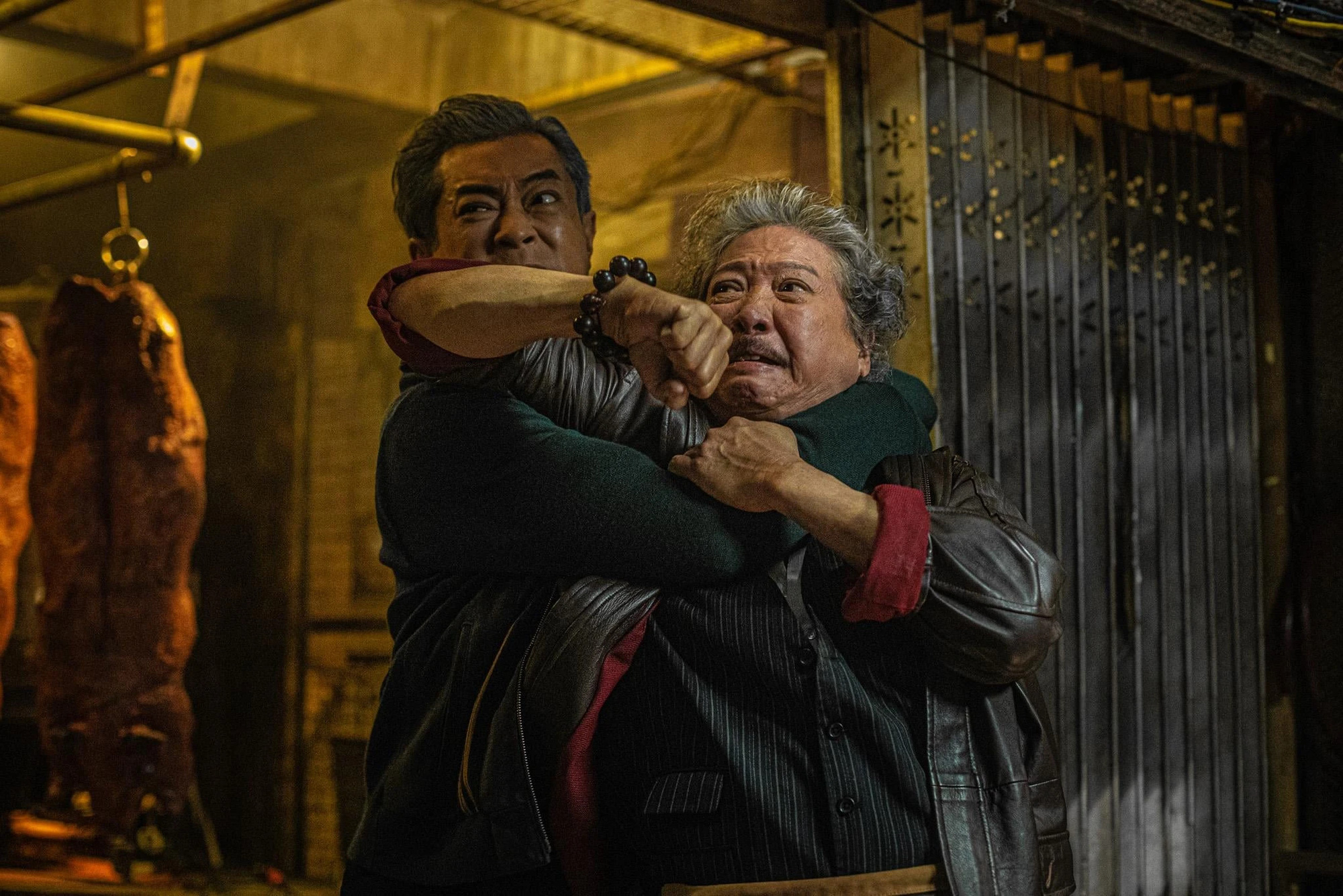 Louis Koo (solda) ve Sammo Hung, Kowloon Kalesi'nde şiddetli bir çatışmaya giriyor: Kuşatma - Fotoğraf: Media Asia Films Cổ Thiên Lạc (trái) và Hồng Kim Bảo giao chiến ác liệt trong Cửu Long thành trại: Vây thành - Ảnh: Media Asia Films