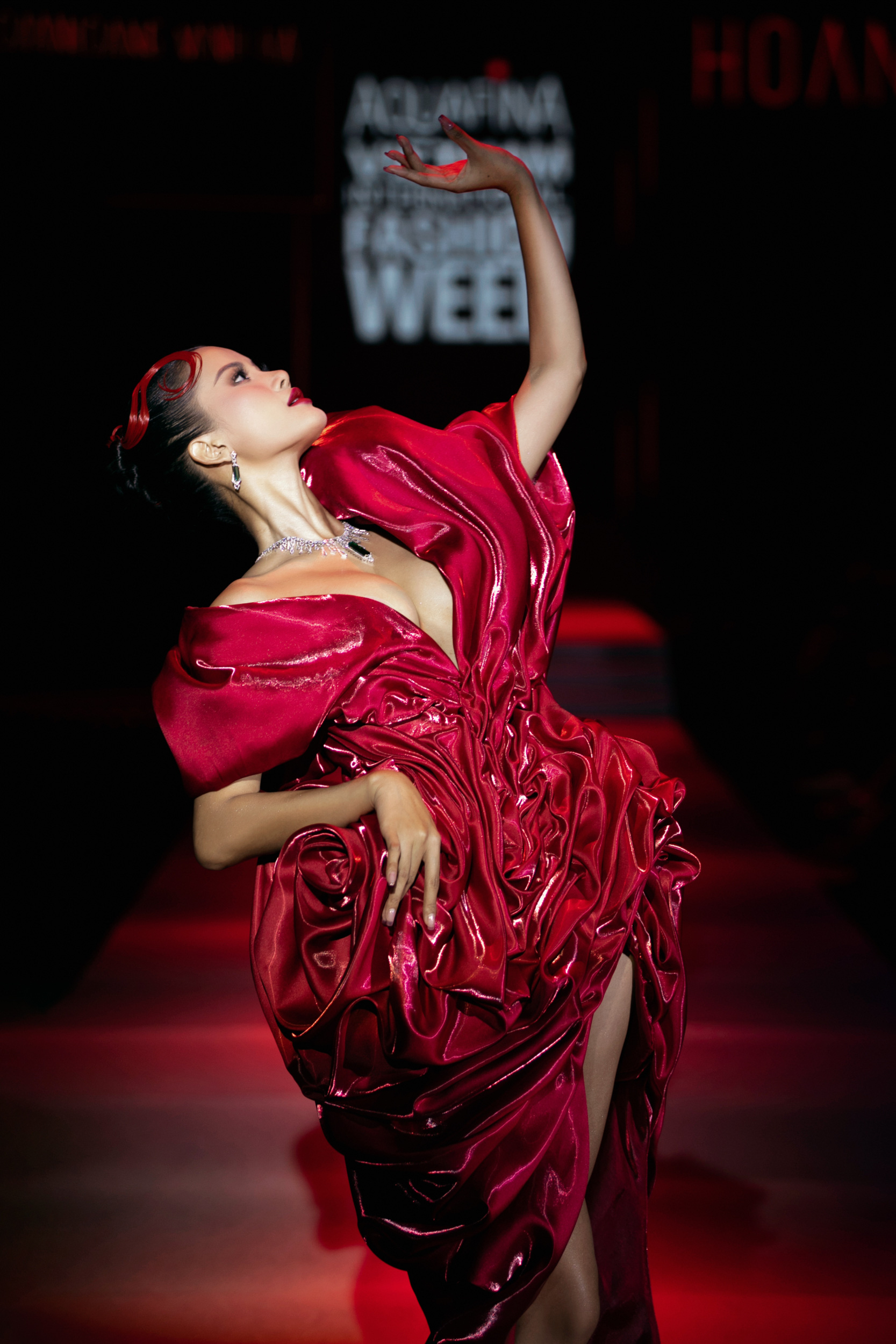 Druhý v pořadí Huong Ly má na sobě návrh od Hoang Minh Ha - Foto: Organizační výbor Á hậu Hương Ly diện thiết kế Hoàng Minh Hà - Ảnh: BTC