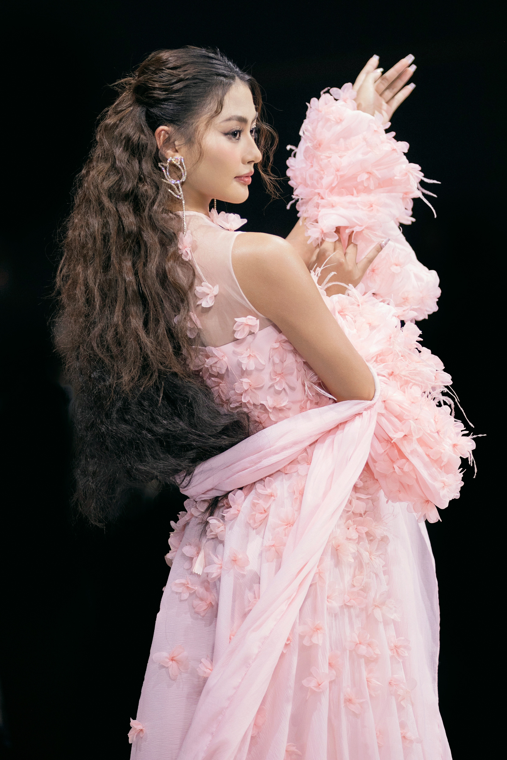 Vietnamský mezinárodní týden módy postrádá zábavní program - Foto 2. Tuần lễ thời trang quốc tế Việt Nam thiếu điểm nhấn giải trí- Ảnh 2.