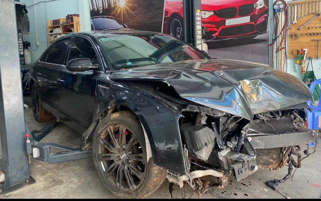 Hai thanh niên đi xe máy tử vong sau va chạm với xe khách- Ảnh 2. Audi A8L gặp tai nạn được rao bán với giá 380 triệu đồng, cộng đồng mạng đánh giá chỉ đáng 50 triệu