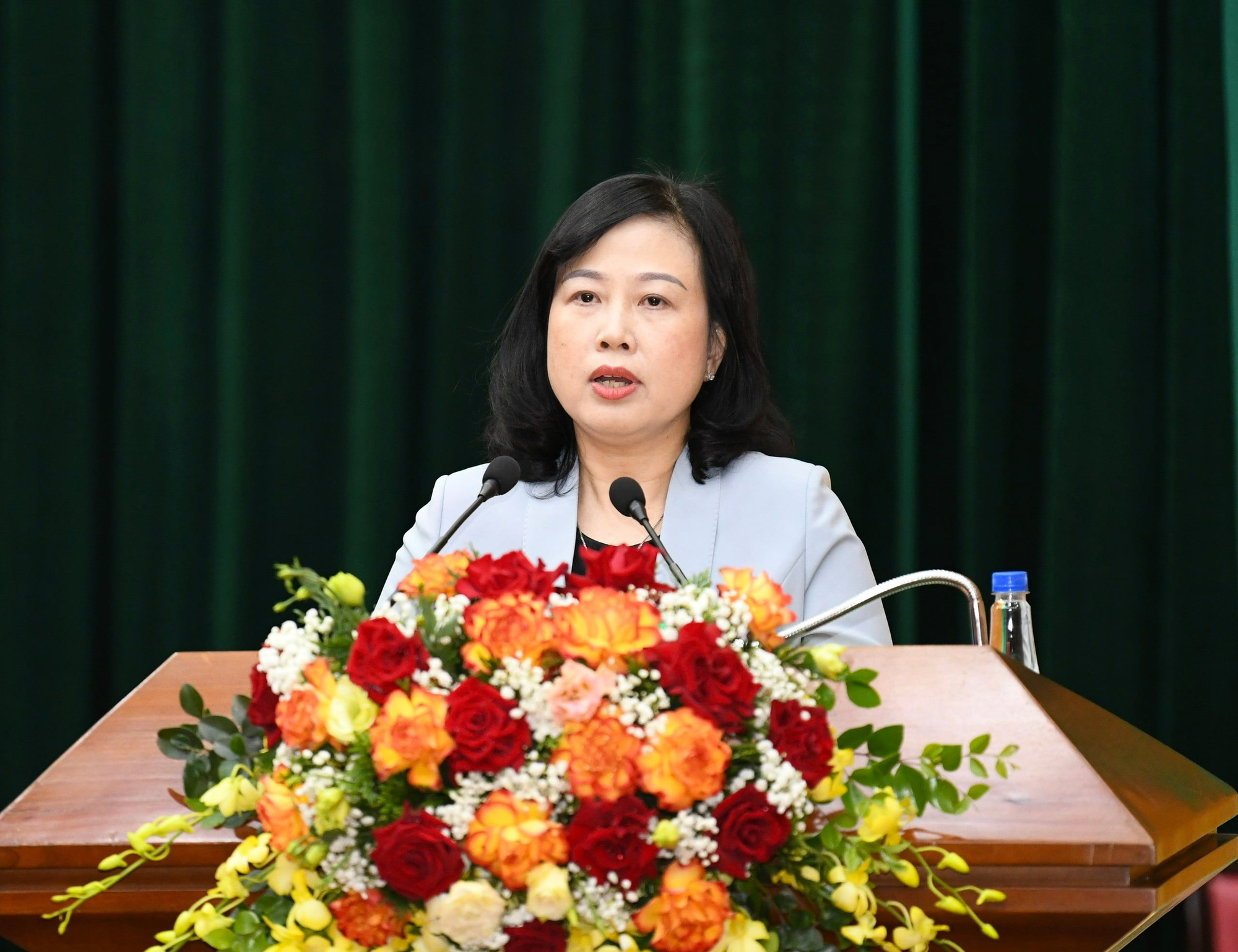 Bộ trưởng Bộ Y tế thông tin về tiến độ xây dựng Bệnh viện Bạch Mai và Việt Đức cơ sở 2 tại tỉnh Hà Nam chiều 17-6 - Ảnh: G.H