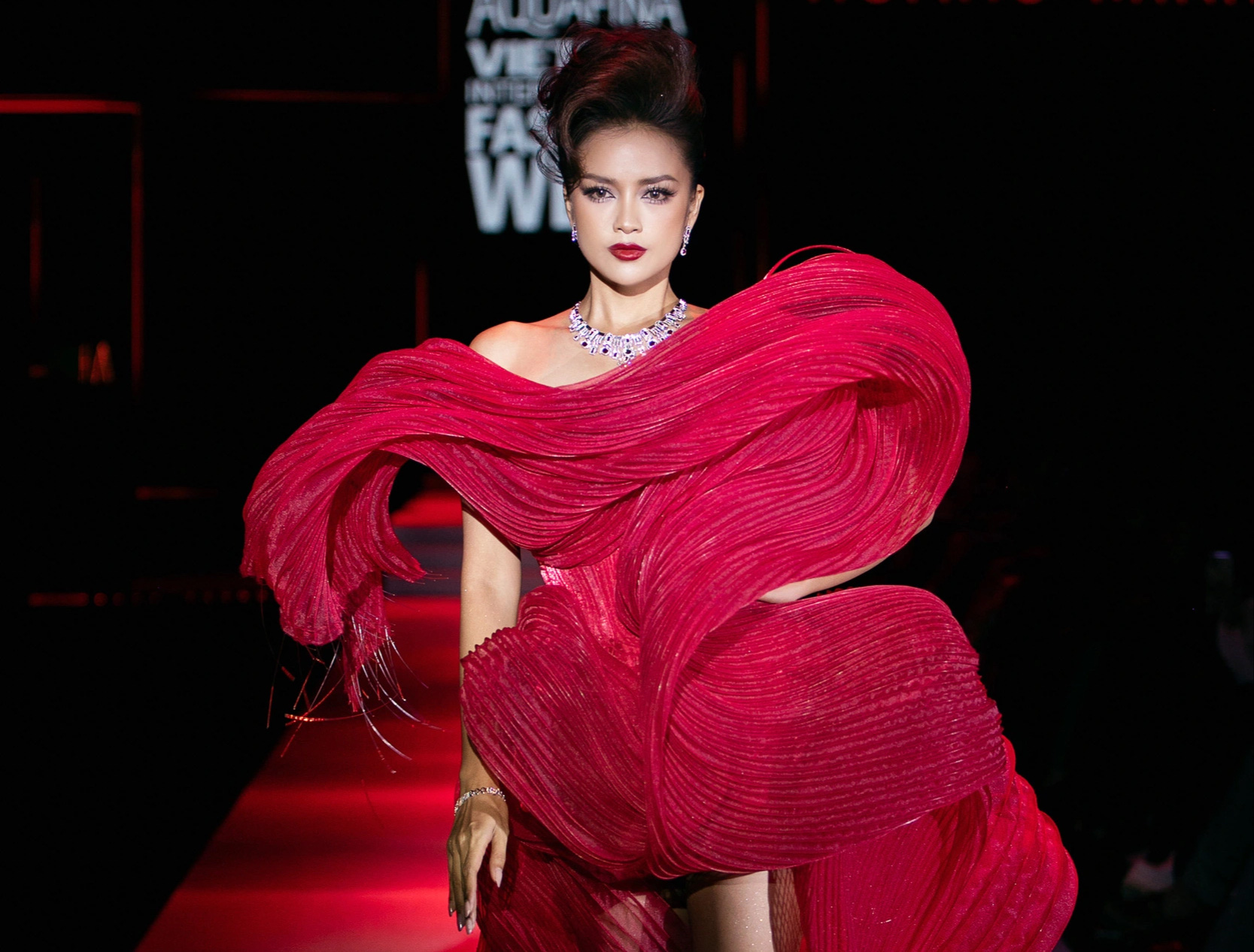 Slečna Ngoc Chau představuje návrhy Hoang Minh Ha na Vietnam International Fashion Week - Foto: Organizační výbor Hoa hậu Ngọc Châu trình diễn thiết kế của Hoàng Minh Hà tại Tuần lễ thời trang quốc tế Việt Nam - Ảnh: BTC
