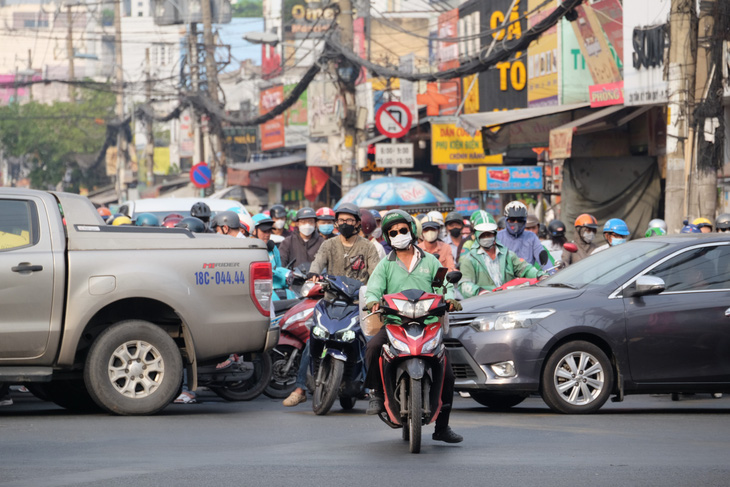Bạn đọc tranh luận bỏ đèn giao thông đếm ngược để ngăn xe vượt 2-3 giây 'tử thần'- Ảnh 2. Cần làm gì khi gặp đèn vàng?