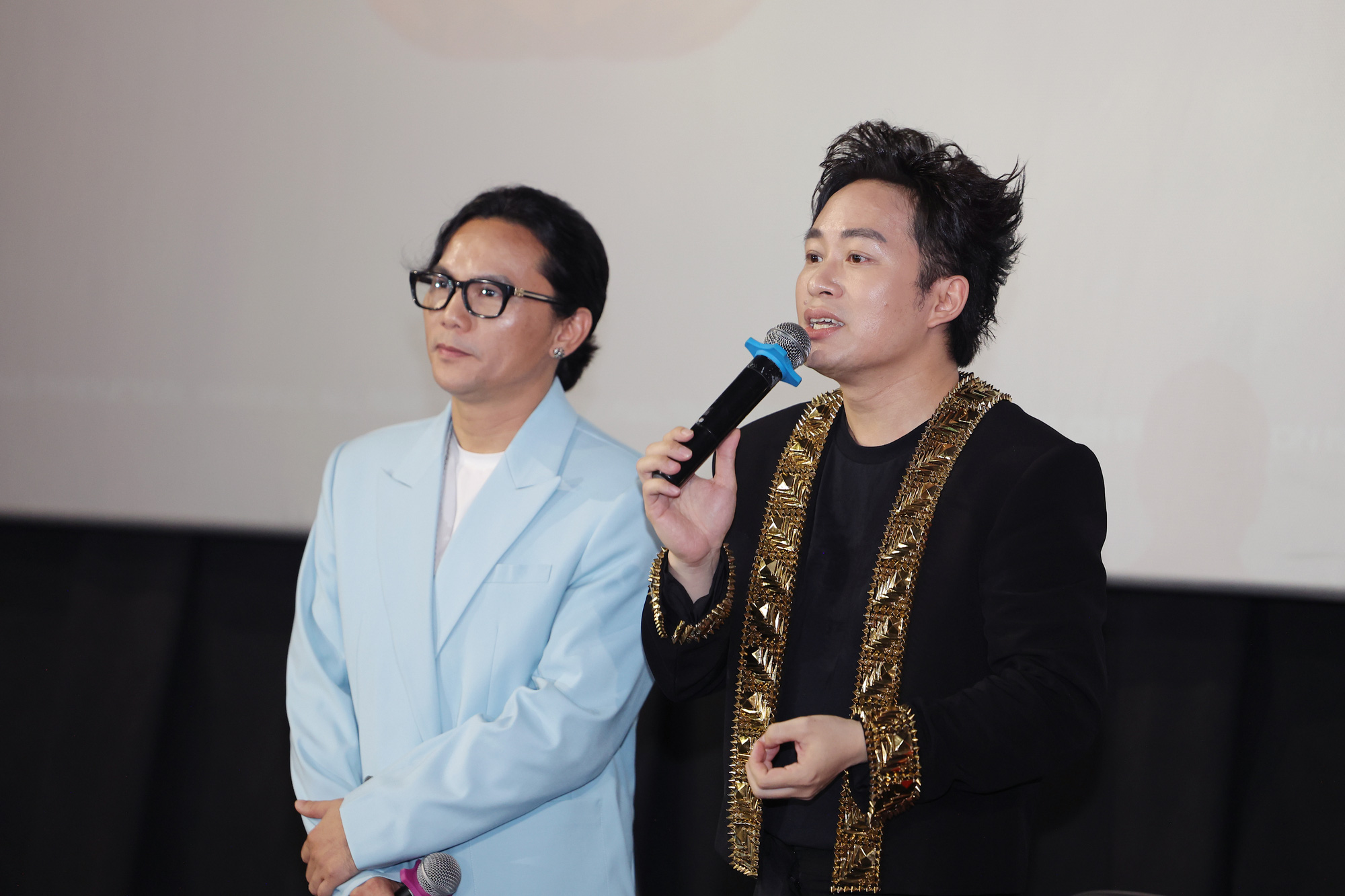 Tung Duong se podělil o své zkušenosti na tiskové konferenci k uvedení lodi MV Phoenix Wings na trh - Foto: BTC Tùng Dương chia sẻ tại họp báo ra mắt MV Cánh chim phượng hoàng - Ảnh: BTC
