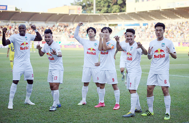 वियतनामी फुटबॉल में होआंग आन्ह गिया लाइ क्लब भी है, जिसने कई बार खेल शैली में गोल का जश्न मनाया है। Bóng đá Việt Nam cũng có CLB Hoàng Anh Gia Lai từng nhiều lần ăn mừng bàn thắng theo phong cách trò chơi