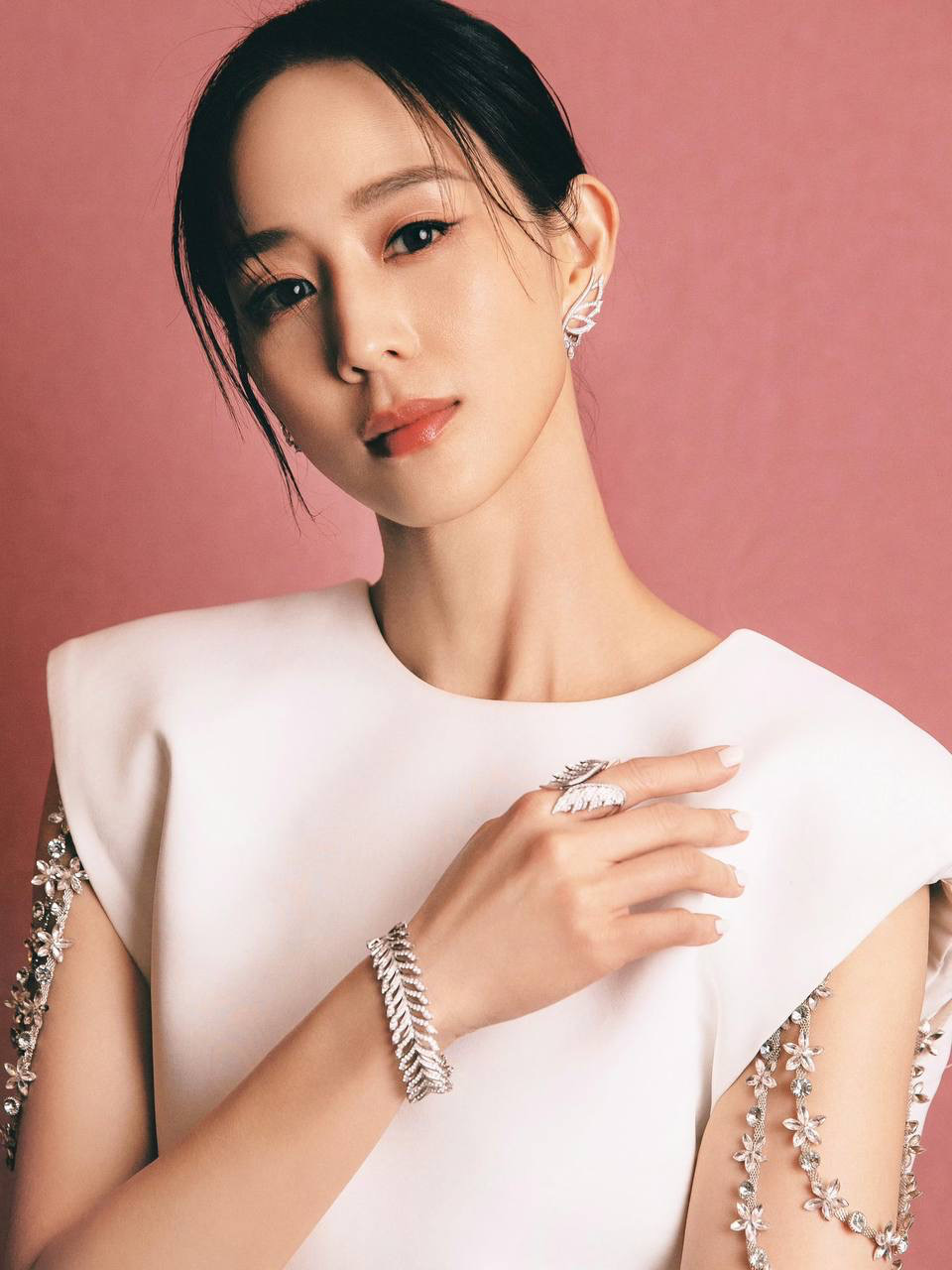 এই নকশার বিশেষ আকর্ষণ হলো ঝকঝকে পাথরের তার - ছবি: ডিজাইনার কর্তৃক সরবরাহিত Điểm nhấn của mẫu thiết kế này là các dây đá lấp lánh - Ảnh: NTK cung cấp