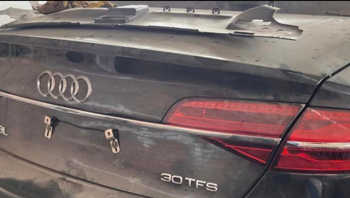 Audi A8L gặp tai nạn được rao bán với giá 380 triệu đồng, cộng đồng mạng đánh giá chỉ đáng 50 triệu- Ảnh 2. Audi A8L gặp tai nạn được rao bán với giá 380 triệu đồng, cộng đồng mạng đánh giá chỉ đáng 50 triệu- Ảnh 2.
