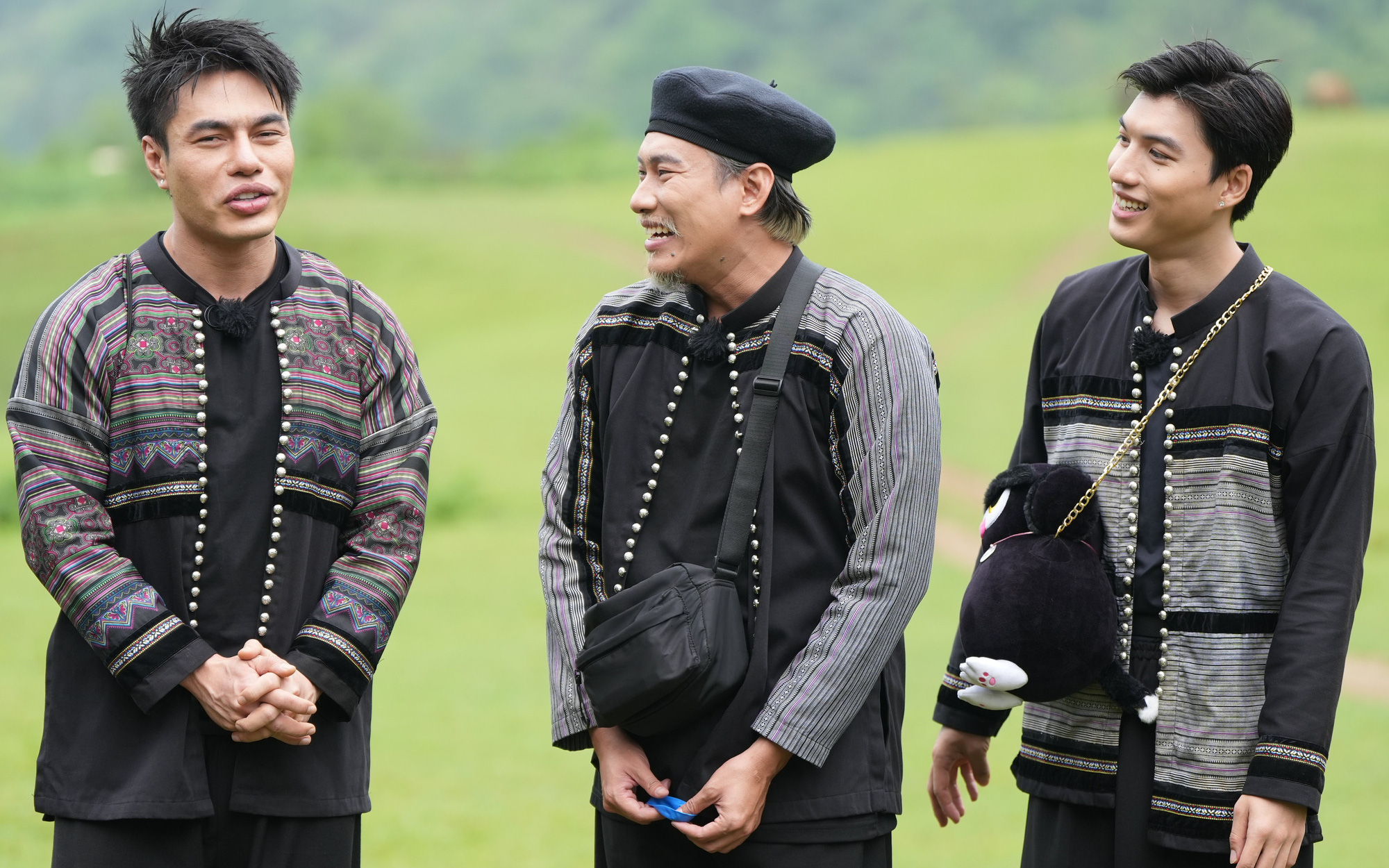 Tập mới 2 ngày 1 đêm: Giới thiệu Cao Bằng quá đẹp!- Ảnh 5. 2 ngày 1 đêm mùa 3 lên sóng, khán giả hỏi Lê Dương Bảo Lâm có rụng răng?