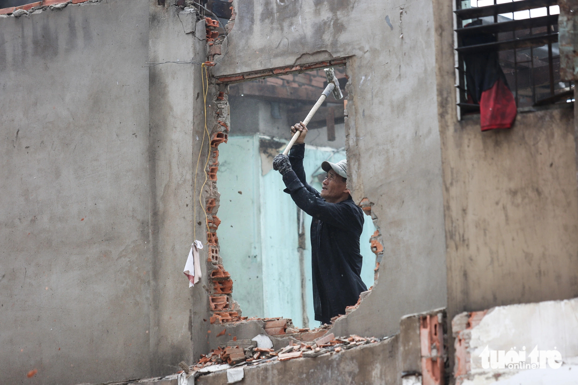 Trong sáng 18-6, công nhân phá dỡ những ngôi nhà cuối cùng còn chưa di dời trên đường Cách Mạng Tháng Tám (đoạn gần vòng xoay Dân Chủ)