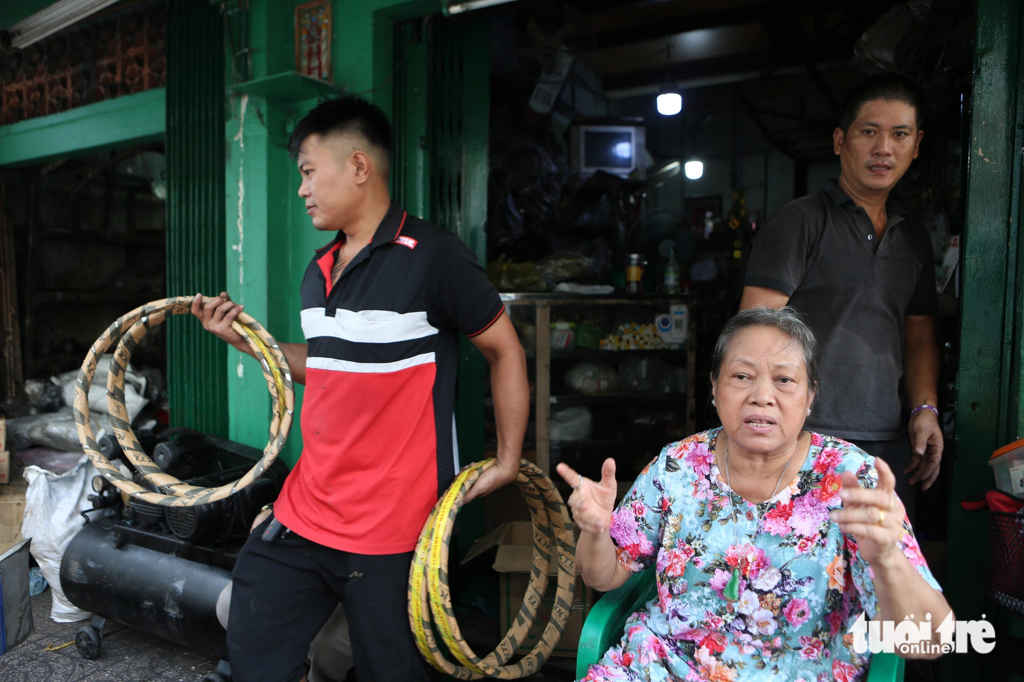 Gia đình của cô Phạm Thị Phương Nga (64 tuổi) di dời thiết bị phụ tùng của tiệm sửa xe đến nơi ở mới