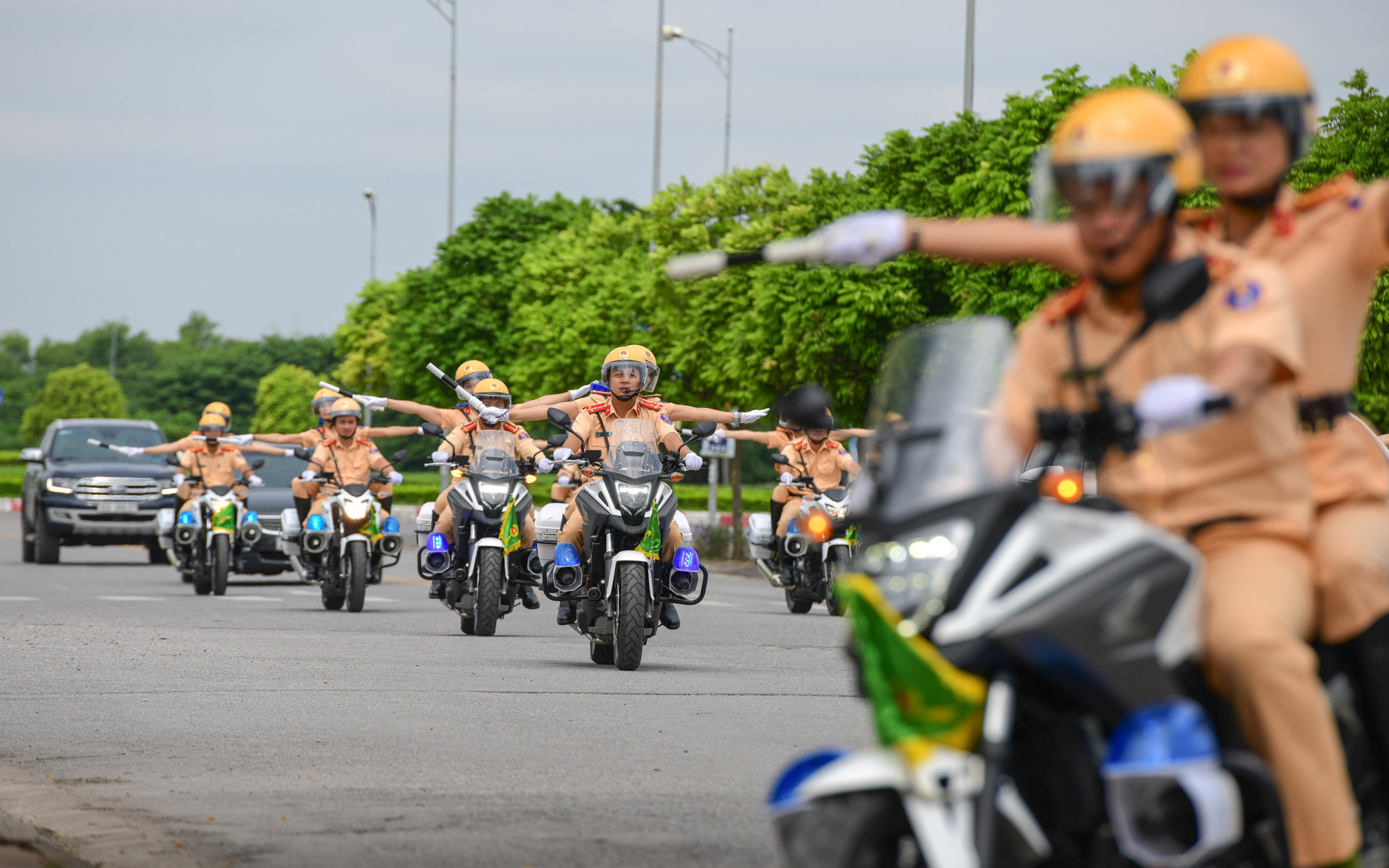 Đảm bảo tuyệt đối an ninh, an toàn cho đoàn Tổng thống Nga Putin thăm Việt Nam- Ảnh 3. Công an Hà Nội phân luồng phục vụ đoàn khách quốc tế thăm Việt Nam