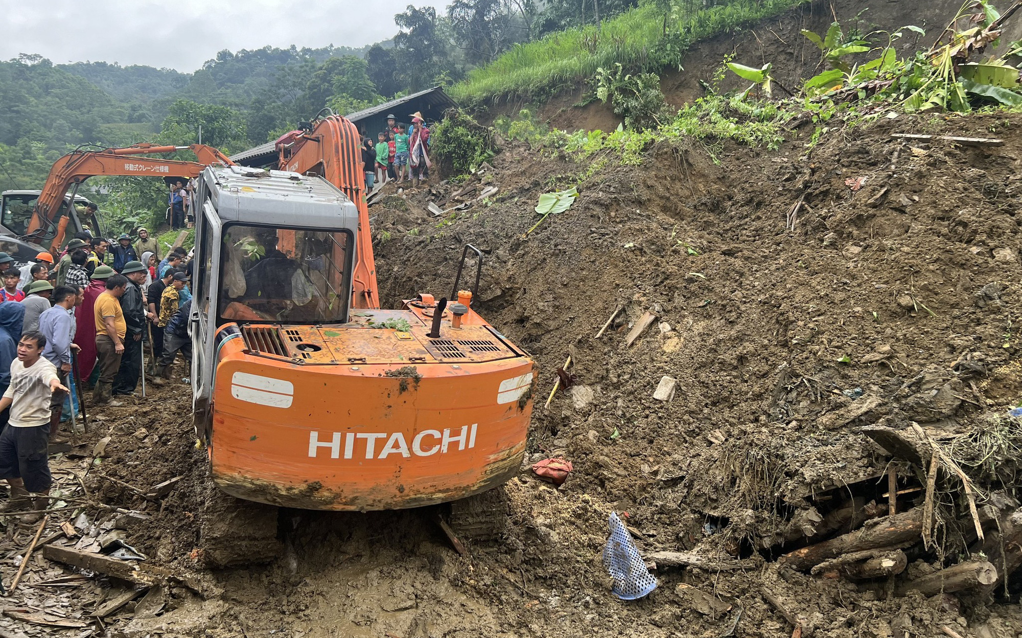 Sạt lở đất trên dự án cao tốc Bắc - Nam, một người chết, một người bị thương- Ảnh 2. Sạt lở đất ở Bắc Kạn, 4 người trong gia đình tử vong
