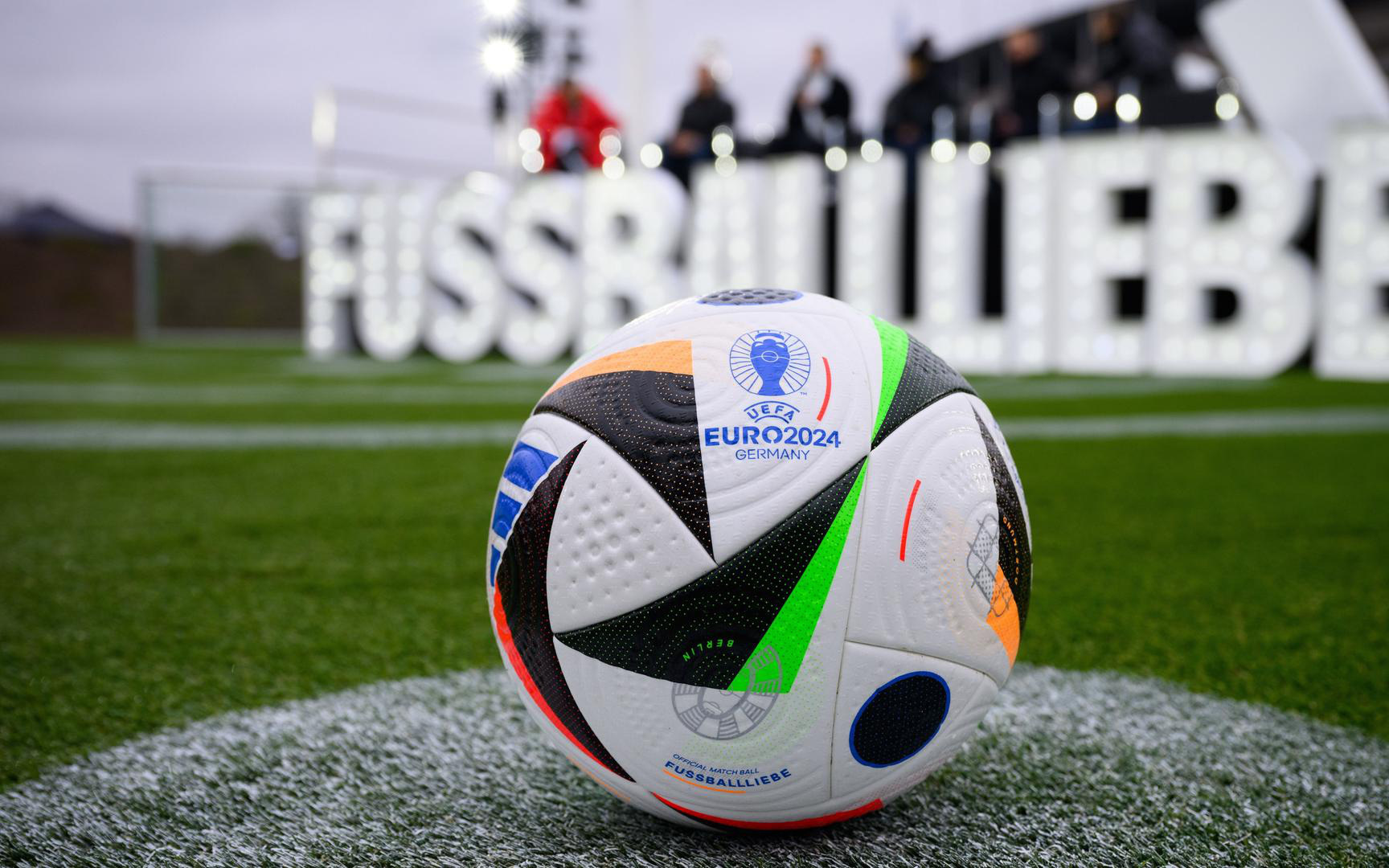 Binh sĩ Ukraine tranh thủ xem Euro 2024 ở hầm trú ẩn- Ảnh 3. Công nghệ khiến tuyển Bỉ mất bàn thắng ở Euro 2024 là gì?