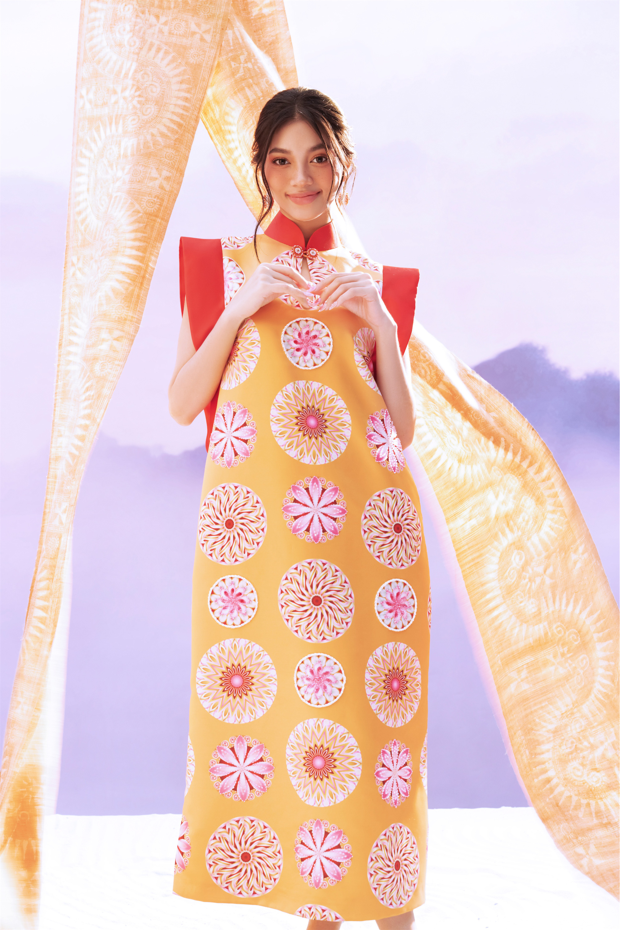 Corak adalah sorotan menarik dalam koleksi Benang Merah Jambu - Foto: NVCC Hoa văn là điểm nhấn thú vị trong bộ sưu tập Sợi tơ hồng - Ảnh: NVCC