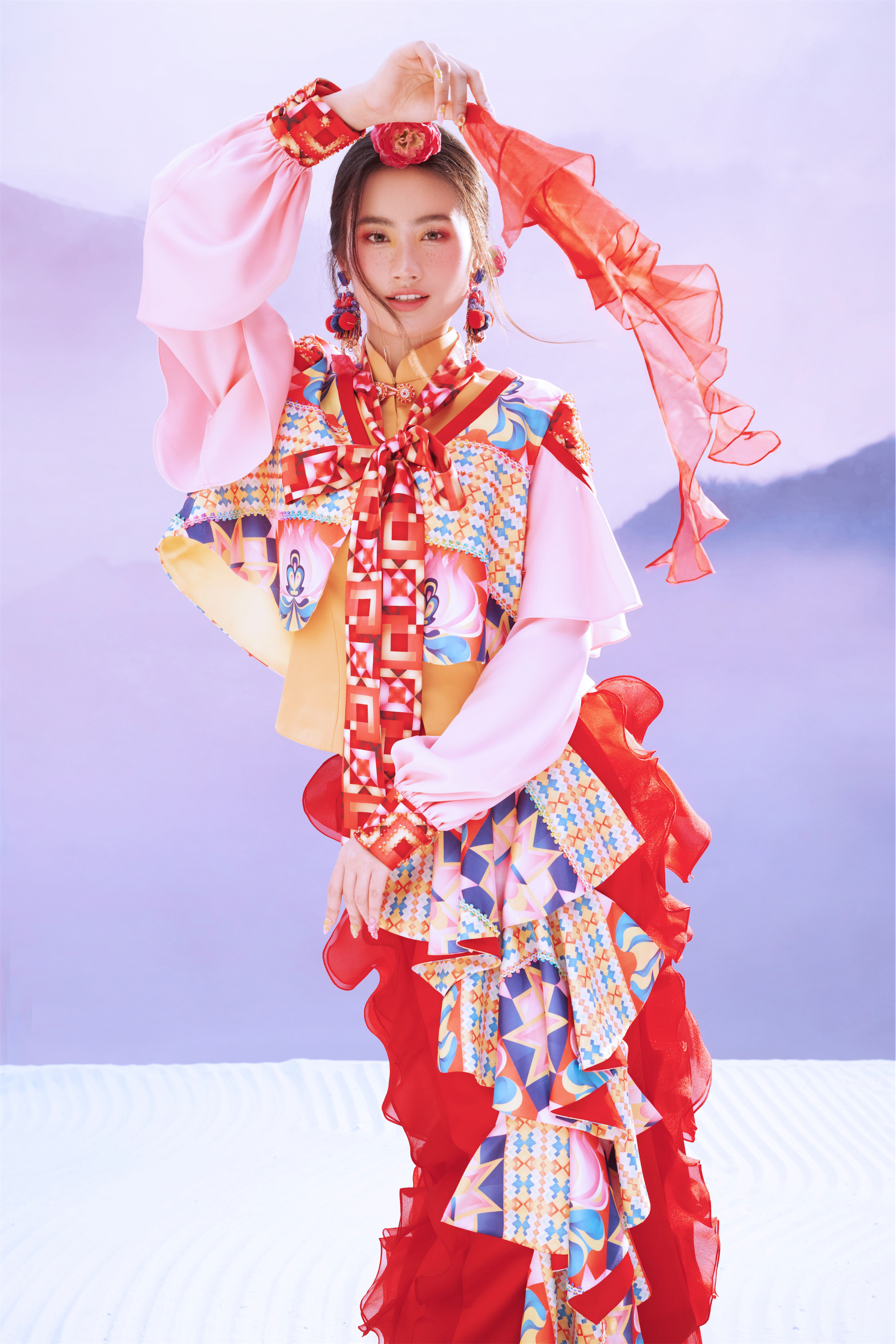 Corak tipikal orang Thai digabungkan secara halus dalam reka bentuk yang sama - Foto: NVCC Các hoa văn đặc trưng của dân tộc Thái được kết hợp tinh tế trên cùng một thiết kế - Ảnh: NVCC