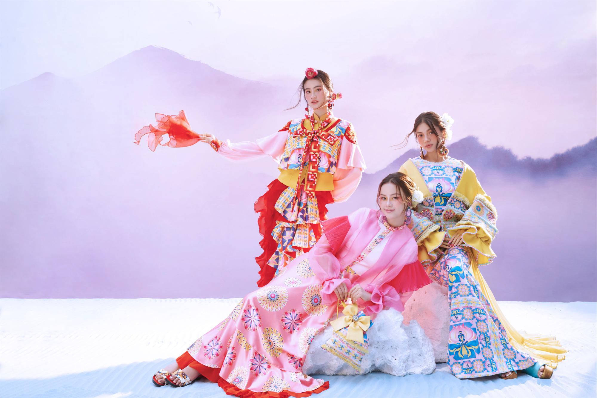 Top 3 Miss World Vietnam 2023 termasuk Miss Y Nhi, naib juara Dao Thi Hien, Huynh Minh Kien dalam koleksi Red Thread oleh pereka Thuy Nguyen - Foto: NVCC Top 3 Hoa hậu Thế giới Việt Nam 2023 gồm hoa hậu Ý Nhi, á hậu Đào Thị Hiền, Huỳnh Minh Kiên trong bộ sưu tập Sợi tơ hồng của nhà thiết kế Thủy Nguyễn - Ảnh: NVCC