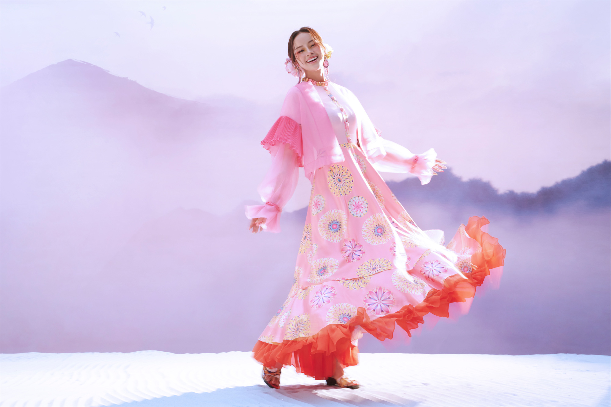 Direka dengan warna-warna manis, menyerlahkan kelembutan dan kewanitaan wanita - Foto: NVCC Thiết kế với màu sắc ngọt ngào, thể hiện sự nhẹ nhàng, nữ tính của người phụ nữ - Ảnh: NVCC