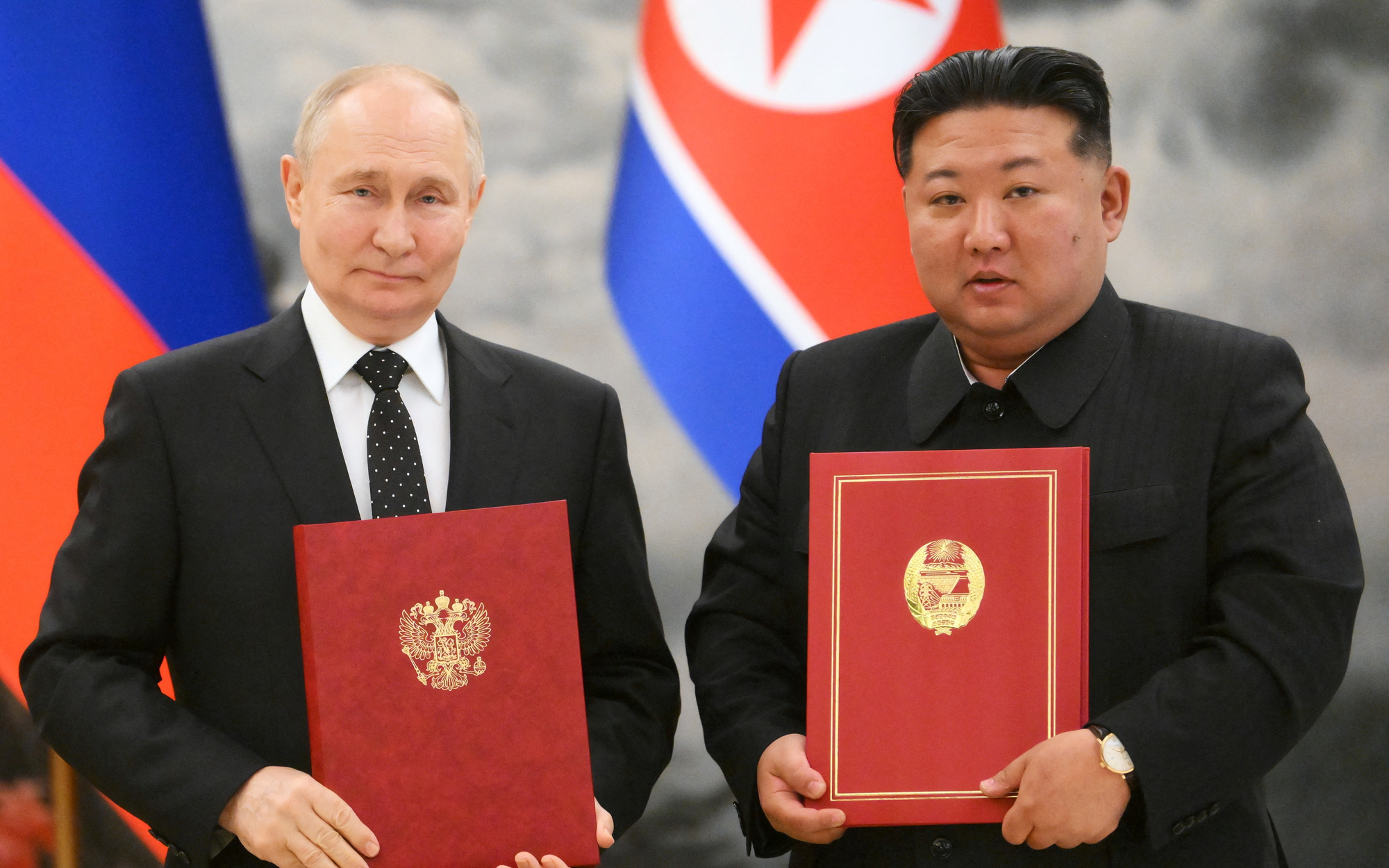 Triều Tiên trao tặng ông Putin Huân chương Kim Nhật Thành vì 'sự tin tưởng vô bờ bến'- Ảnh 2. Nga và Triều Tiên ký kết thỏa thuận phòng thủ chung