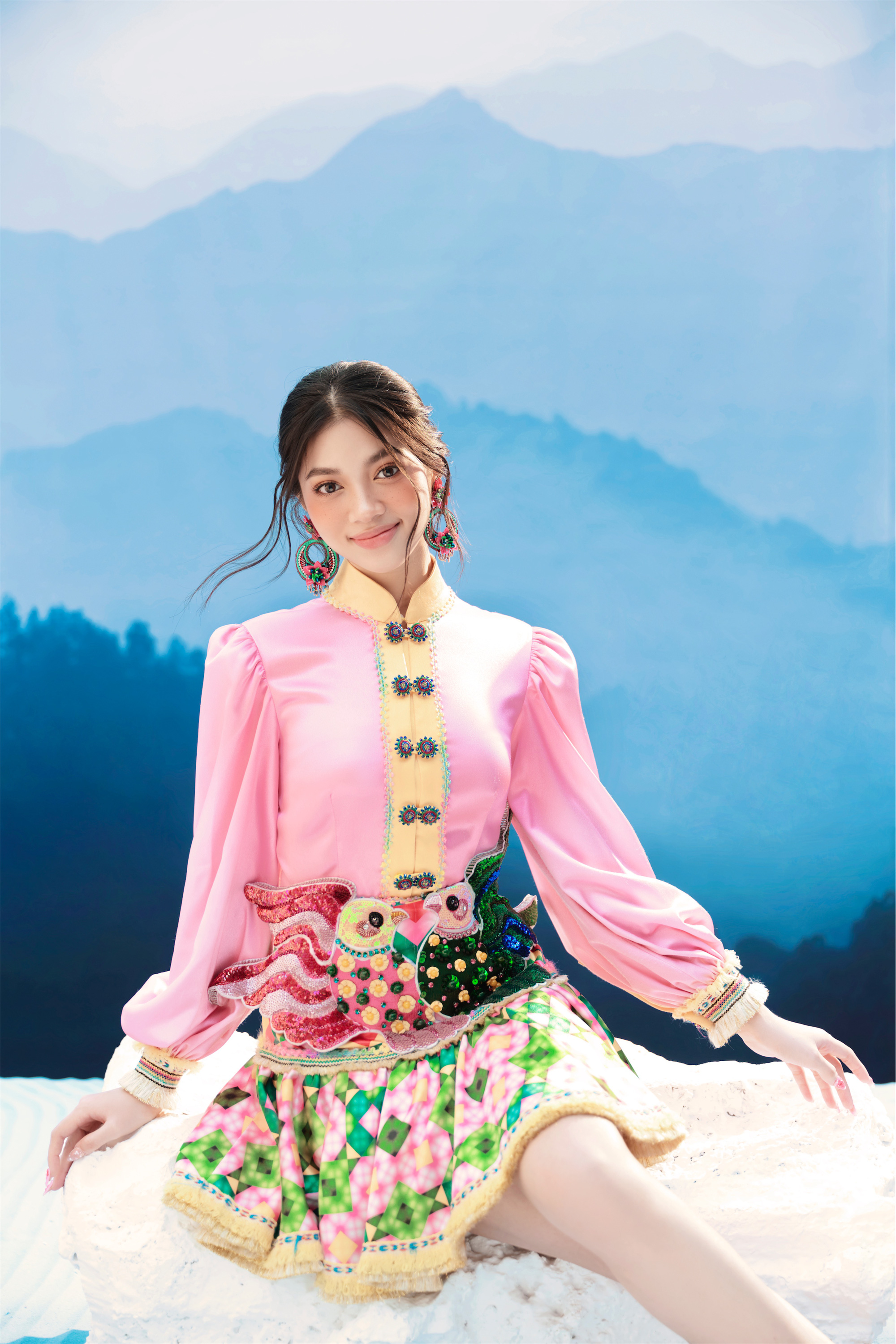 Thuy Nguyen mengekalkan prinsip simetri dalam reka bentuk selendang Pieu - Foto: NVCC Thủy Nguyễn giữ nguyên tắc đối xứng trong chiếc khăn Piêu lên thiết kế - Ảnh: NVCC