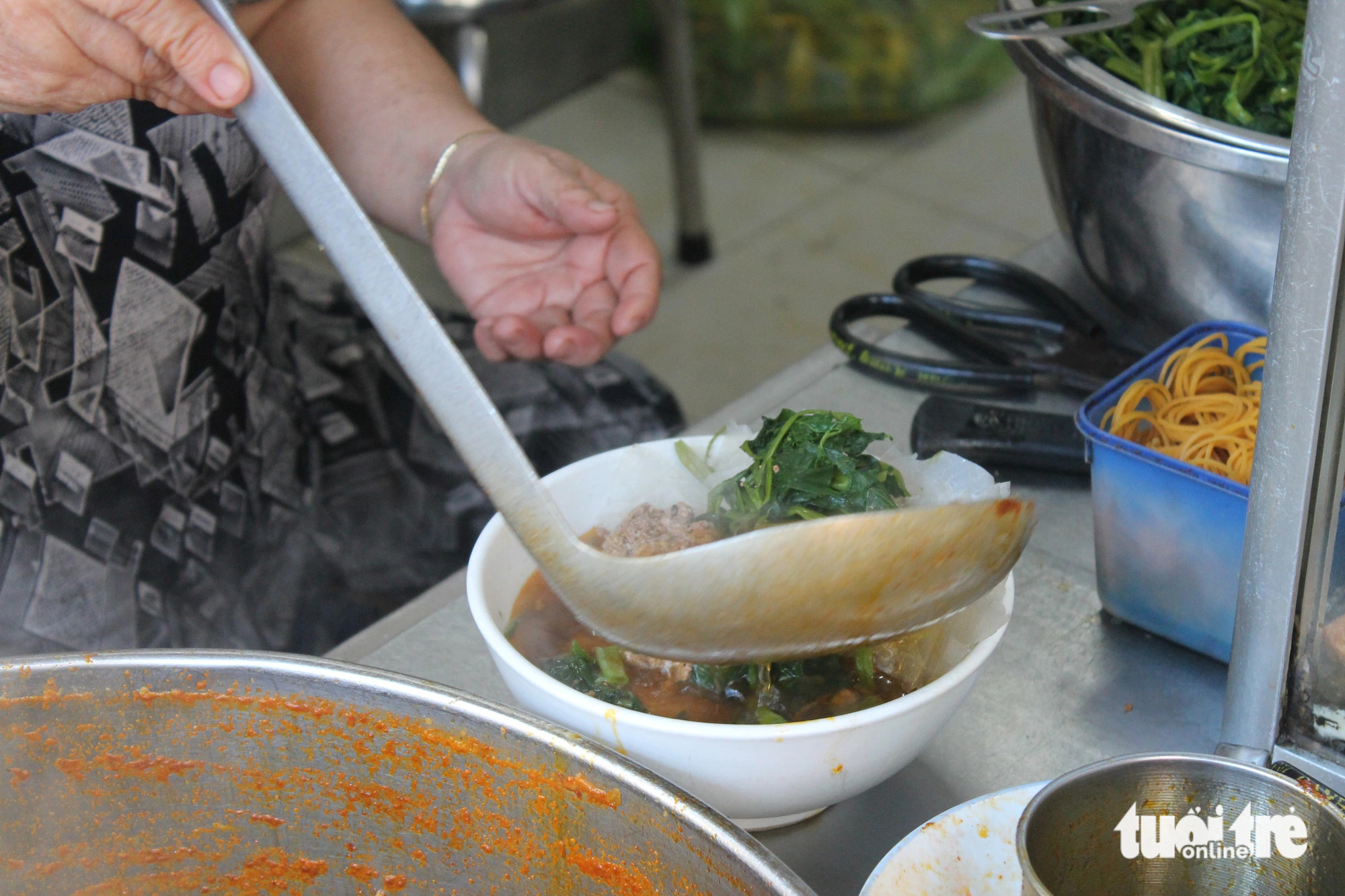 Mee sup Cik Chi, seperiuk mi yang menyuap 7 mulut, tidak ada cara untuk menjualnya kerana ghairah - Foto 3. Thường quán cô Chi chỉ bán tầm vài tiếng là đã hết sạch, giờ tan tầm là thời điểm quán đông nhất - Ảnh: TÔ CƯỜNG