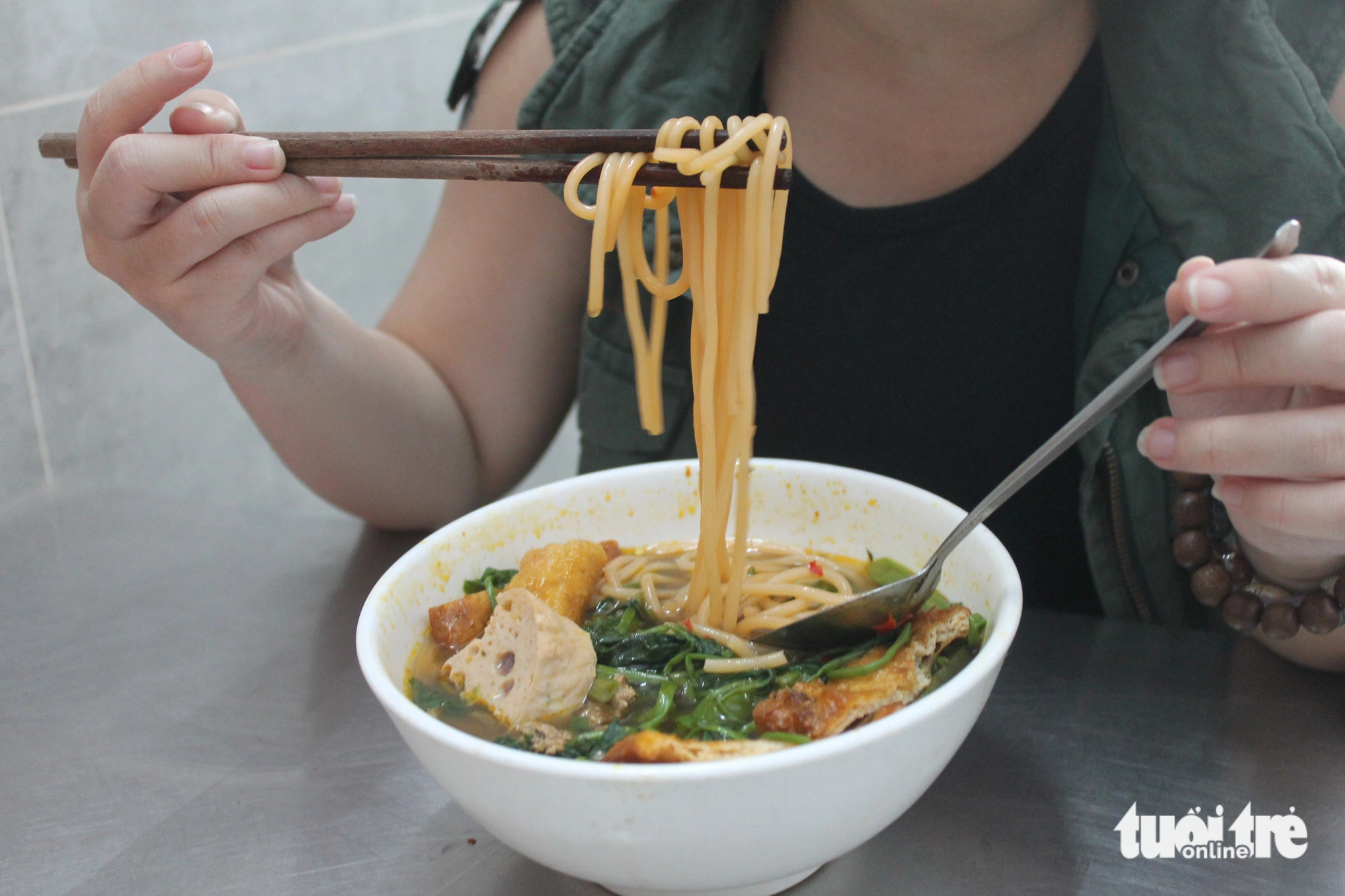 Mee sup Cik Chi, periuk mi yang menyuap 7 mulut, tidak ada cara untuk menjualnya kerana ghairah - Foto 2. Sợi bún gấc dai dai, xực xực cũng là một trong những điểm sáng của canh bún cô Chi - Ảnh: TÔ CƯỜNG