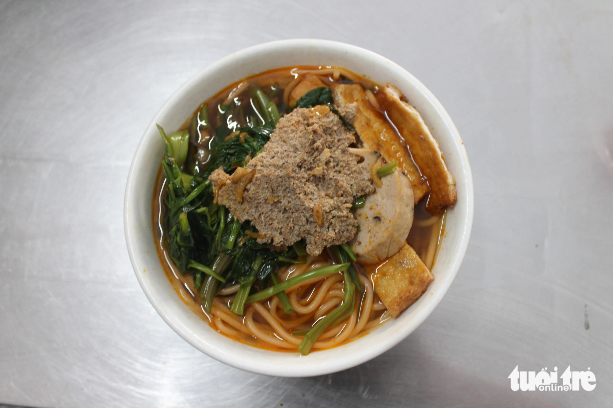 Mee sup Cik Chi, seperiuk mi yang menyuap 7 mulut, tidak ada cara untuk menjualnya kerana ghairah - Foto 1. Cận cảnh tô canh bún cô Chi giá 30.000 đồng, riêu cua đầy ắp, chả Huế cắt dày - Ảnh: TÔ CƯỜNG