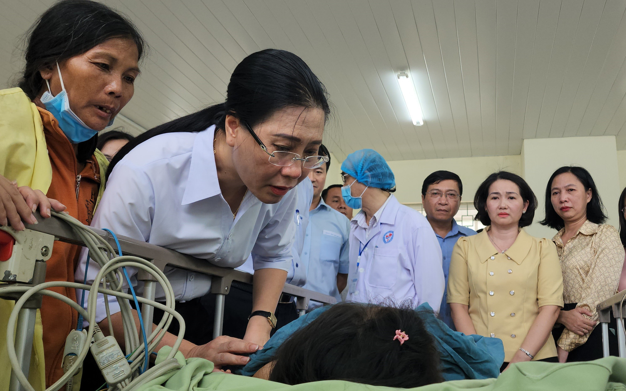 Vụ truy sát cả nhà: Tiếng hét cuối cùng của người cha cứu hai con nhỏ- Ảnh 5. Bí thư Tỉnh ủy Quảng Ngãi thăm 2 cháu bé sống sót sau vụ trọng án truy sát cả nhà