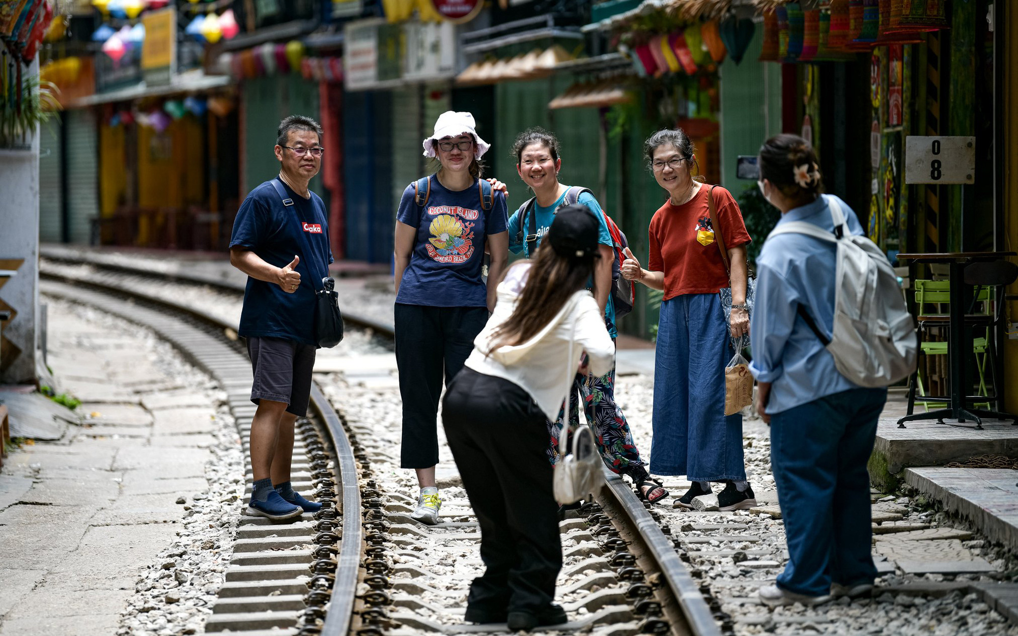 Cà phê đường tàu: Không để hành vi bất thường của cô gái làm 'chết' oan sản phẩm du lịch độc đáo- Ảnh 4. Khách Tây vẫn đến cà phê đường tàu nườm nượp sau vụ cô gái lao ra đường ray chụp ảnh