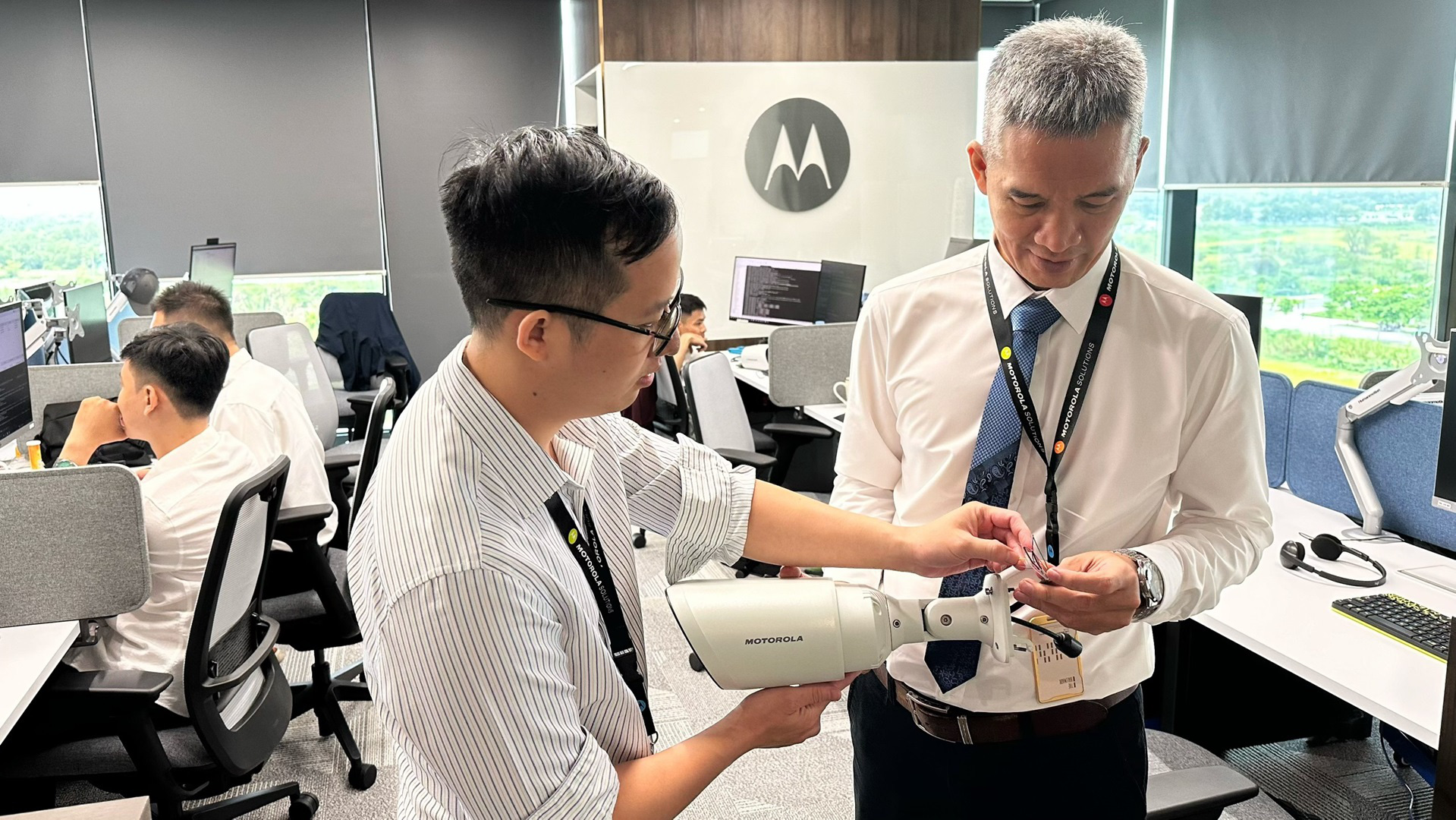 Motorola Solutions mở rộng nghiên cứu và phát triển tại Việt Nam- Ảnh 2. Các kỹ sư làm việc trong trung tâm R&D của Motorola Solutions tại Việt Nam