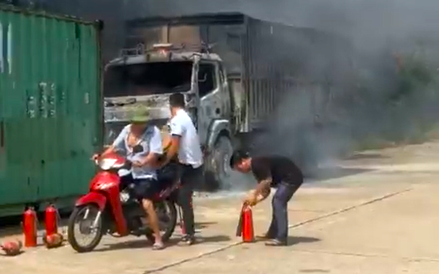 Ô tô chạy thử sau khi sửa chữa, bốc cháy ngay trên đường- Ảnh 3. Thấy xe tải bốc cháy dữ dội, dân mang 50 bình chữa cháy đến dập lửa