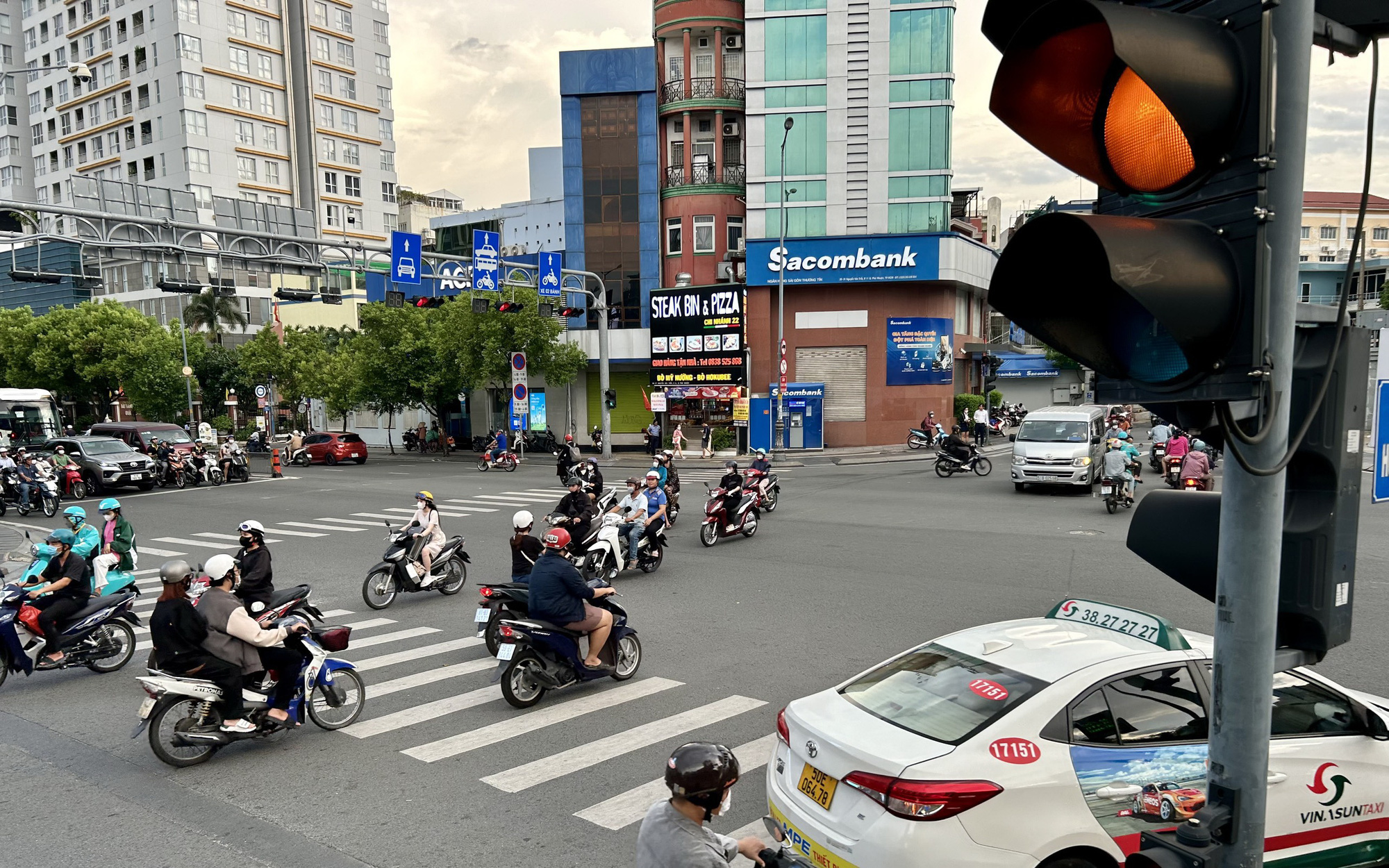 Bạn đọc tranh luận bỏ đèn giao thông đếm ngược để ngăn xe vượt 2-3 giây 'tử thần'- Ảnh 3. Nên bỏ suy nghĩ tăng tốc vượt đèn vàng