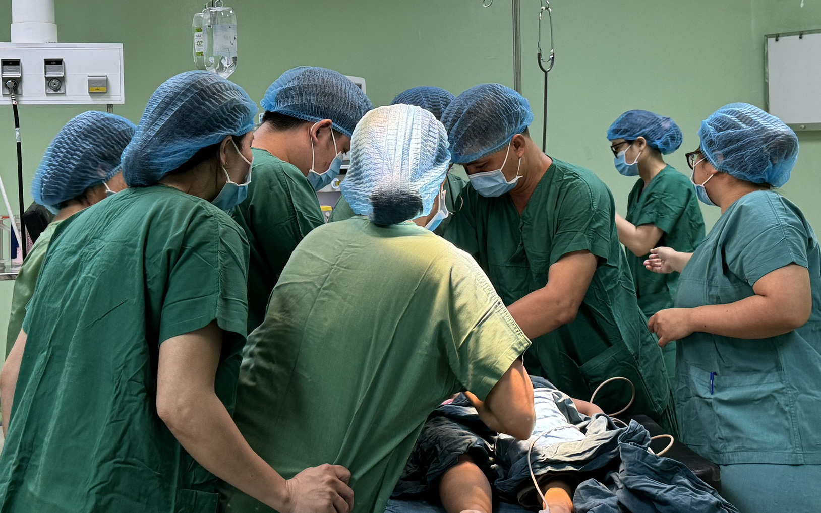 Hai bé thơ đớn đau, mồ côi sau thảm án- Ảnh 4. Hai cháu bé trong án mạng kinh hoàng ở Quảng Ngãi đã qua cơn nguy kịch