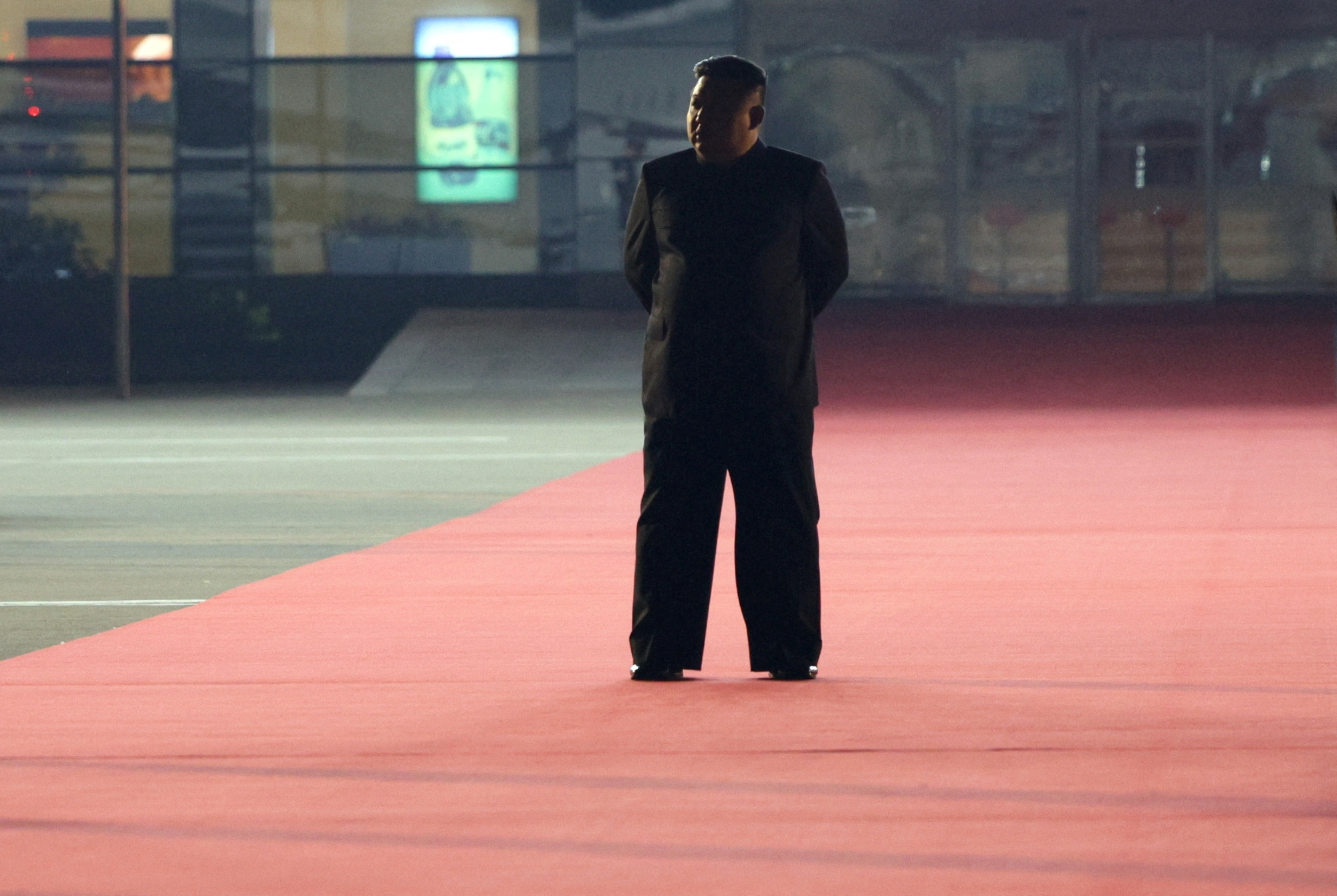 El Sr. Kim Jong Un recibió al Sr. Putin en el aeropuerto de Pyongyang al amanecer - Foto 2. Hình ảnh nhà lãnh đạo Triều Tiên Kim Jong Un đợi Tổng thống Nga Vladimir Putin trong đêm, trước buổi đón tại sân bay ngày 19-6 - Ảnh: REUTERS