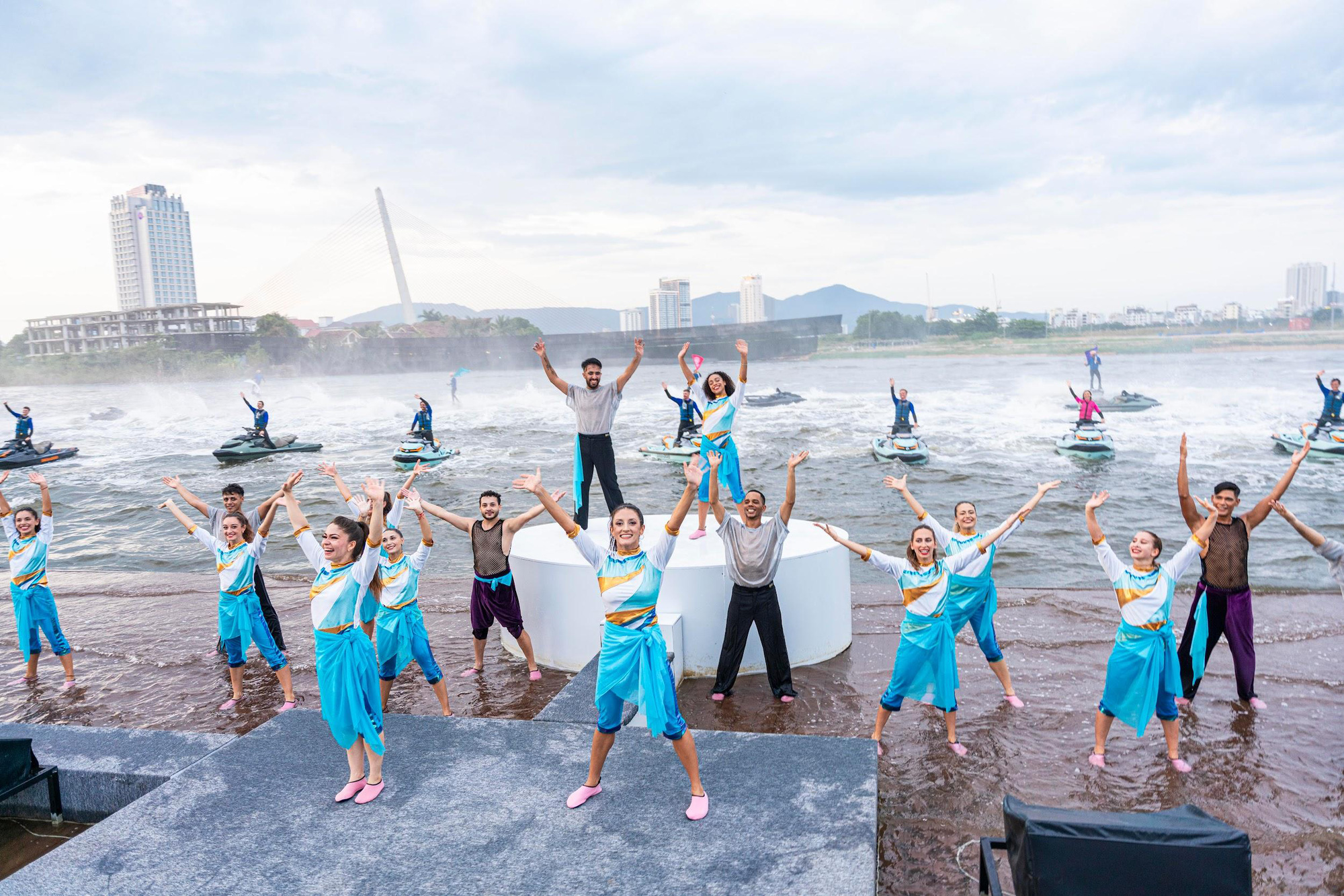 Dàn nghệ sĩ và vận động viên chào tạm biệt khán giả ở cuối show diễn - Ảnh: BÁ ƯỚC