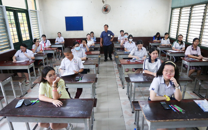 Thủ khoa Trường THPT chuyên Lê Khiết, Quảng Ngãi và giấc mơ làm bác sĩ- Ảnh 2. Điểm 10 môn toán thi lớp 10 TP.HCM giảm hơn một nửa, thủ khoa 28,75 điểm