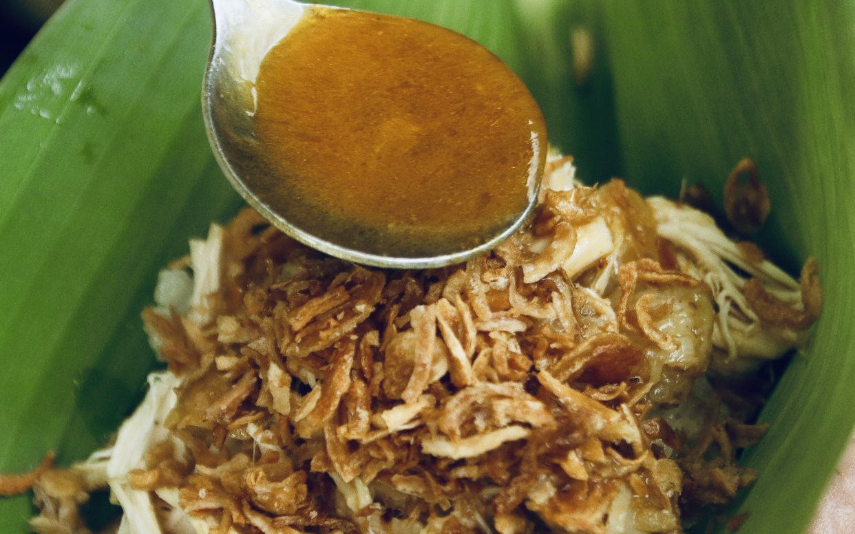 Xôi gà Bà Chiểu có xá xíu mềm, xốt đậm vị, ớt cay bùng nổ vị giác - Ảnh 7.