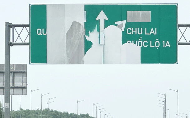 Biển báo giao thông lấp ló trong lùm cây, người đi đường thấp thỏm sợ dính phạt- Ảnh 2. Biển báo hư hỏng do... biến đổi khí hậu, chuyên gia nói không nên đổ thừa cho bão lũ, El Nino