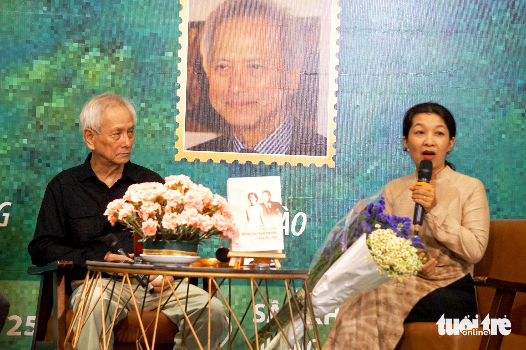 Cuộc đời nhiều bí ẩn của Hoàng hậu Nam Phương- Ảnh 1. Tác giả Vĩnh Đào (trái) và Nguyễn Thị Thanh Thúy tại buổi ra mắt sách ở Hà Nội - Ảnh: T.ĐIỂU