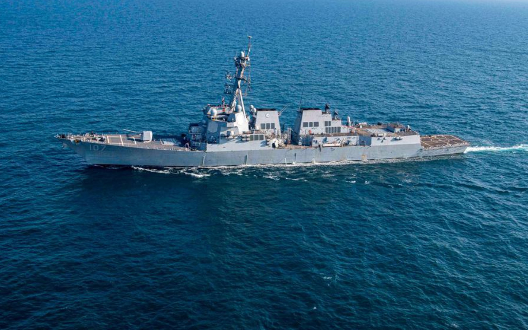 Tàu hàng trúng tên lửa của nhóm Houthi ở vịnh Aden- Ảnh 2. Bị Houthi tấn công chiến hạm, Mỹ tung đòn tự vệ