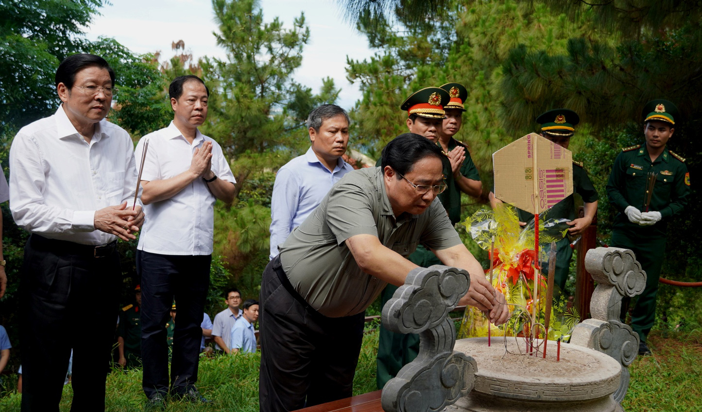 Thủ tướng Phạm Minh Chính viếng mộ Đại tướng Võ Nguyên Giáp tại Vũng Chùa - Đảo Yến - Ảnh: BQB