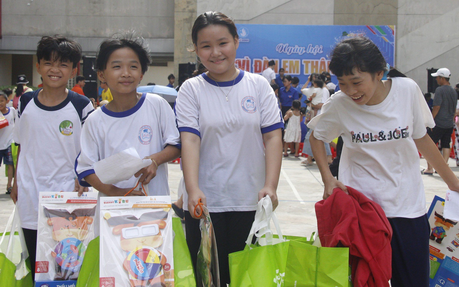 Thắt chặt tình đoàn kết thiếu nhi Việt Nam - Lào - Campuchia- Ảnh 6. Thiếu nhi TP.HCM vui chơi, nhận quà trong ngày cao điểm vì đàn em