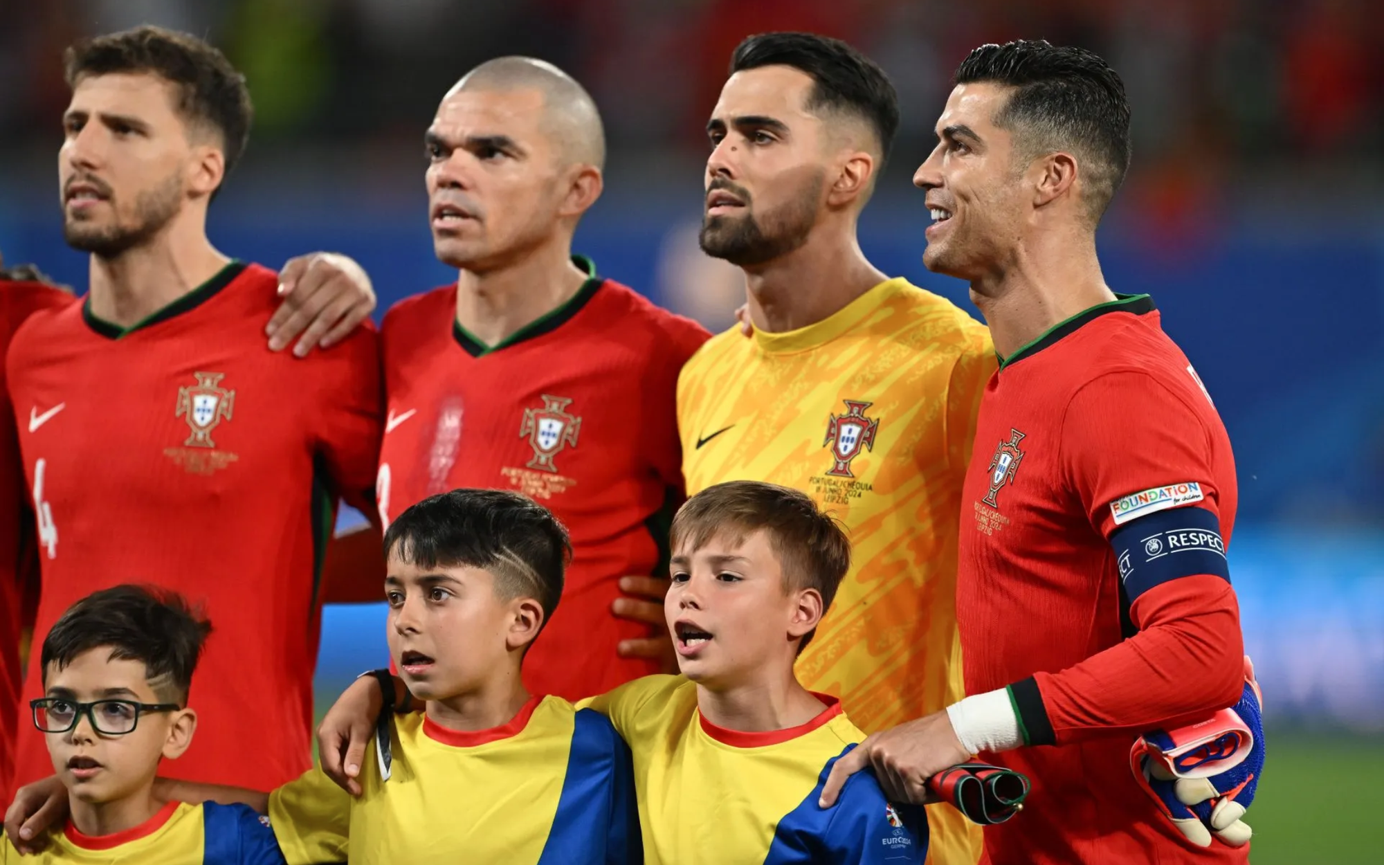 Kvaratskhelia mặc hoài chiếc áo nguyên mồ hôi Ronaldo ở Euro 2024- Ảnh 5. Lý do Ronaldo luôn đứng nghiêng khi hát quốc ca Bồ Đào Nha