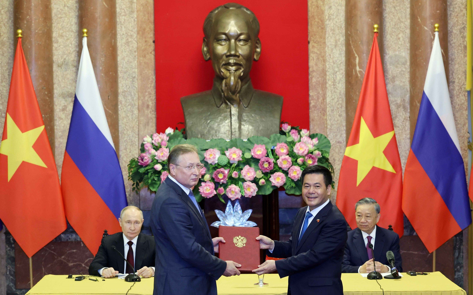 Toàn văn Tuyên bố chung Việt Nam - Nga- Ảnh 4. Việt Nam, Nga ký 11 văn kiện hợp tác trong chuyến thăm của Tổng thống Putin