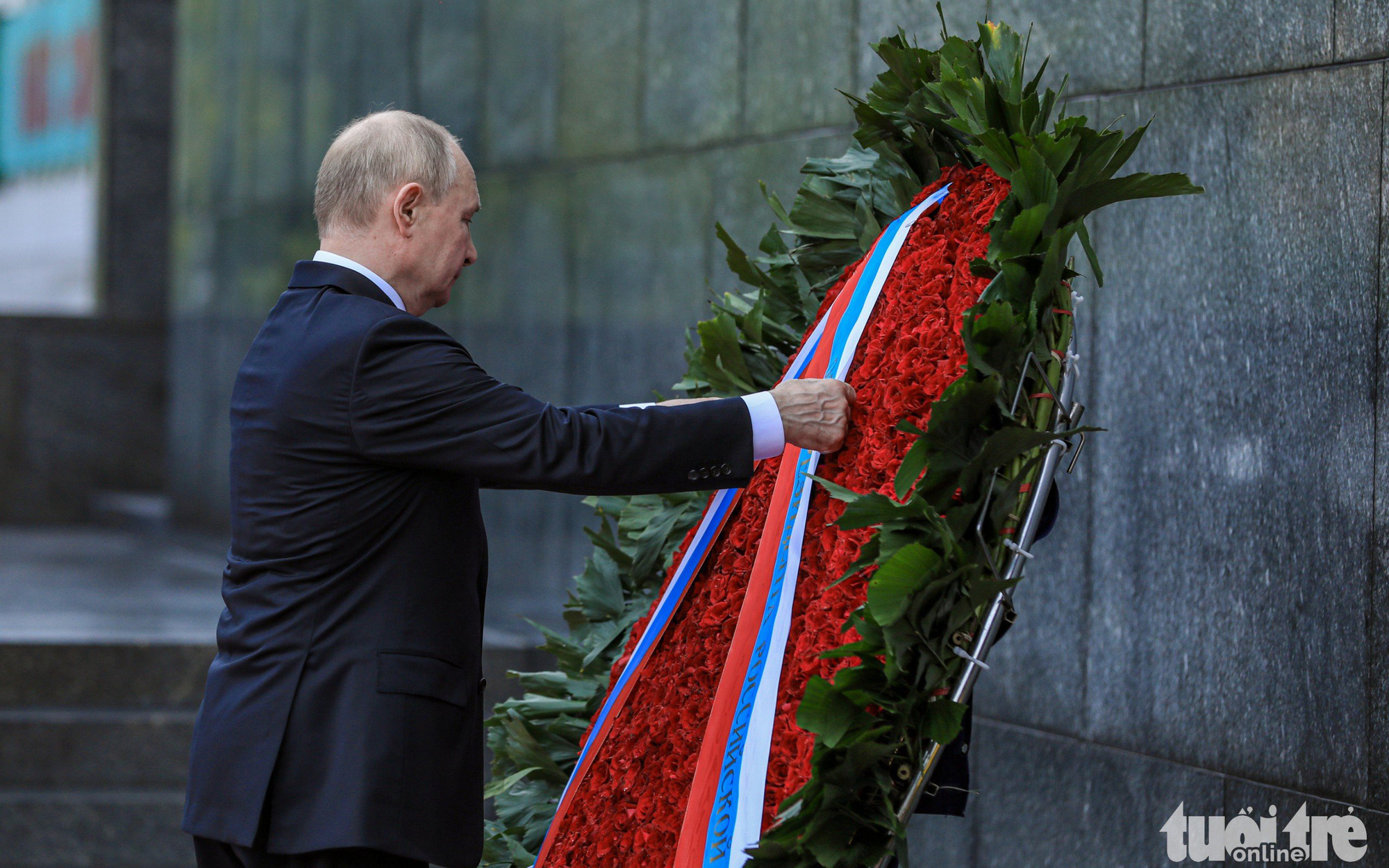 Thủ tướng kiểm tra công tác tu bổ Lăng Chủ tịch Hồ Chí Minh năm 2024- Ảnh 7. Tổng thống Putin đặt vòng hoa, vào lăng viếng Chủ tịch Hồ Chí Minh